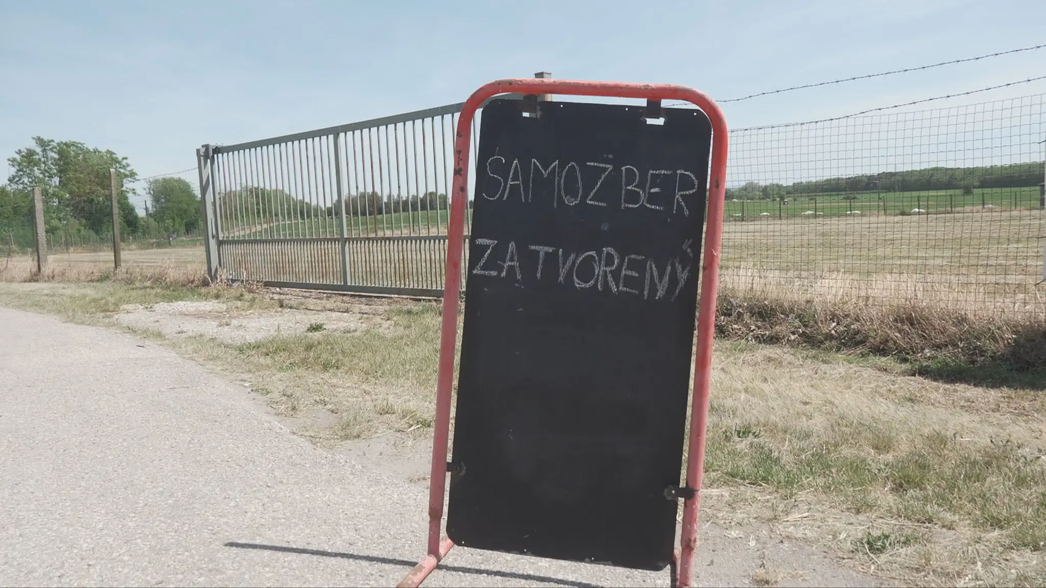Samozber jahôd v Dvoroch nad Žitavou museli zatvoriť pre katastrofálnu úrodu.
