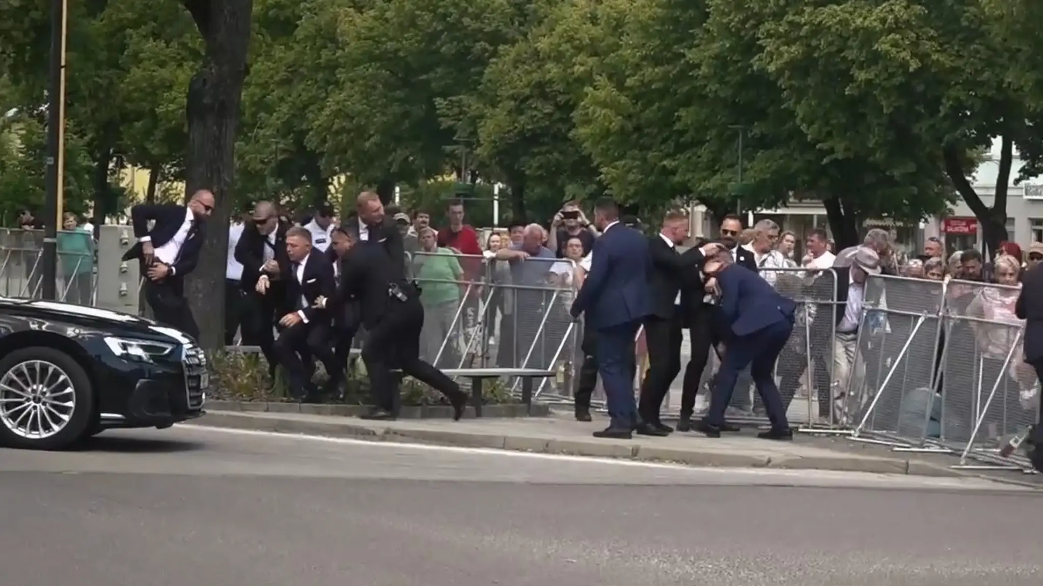 Zábery z atentátu na premiéra.