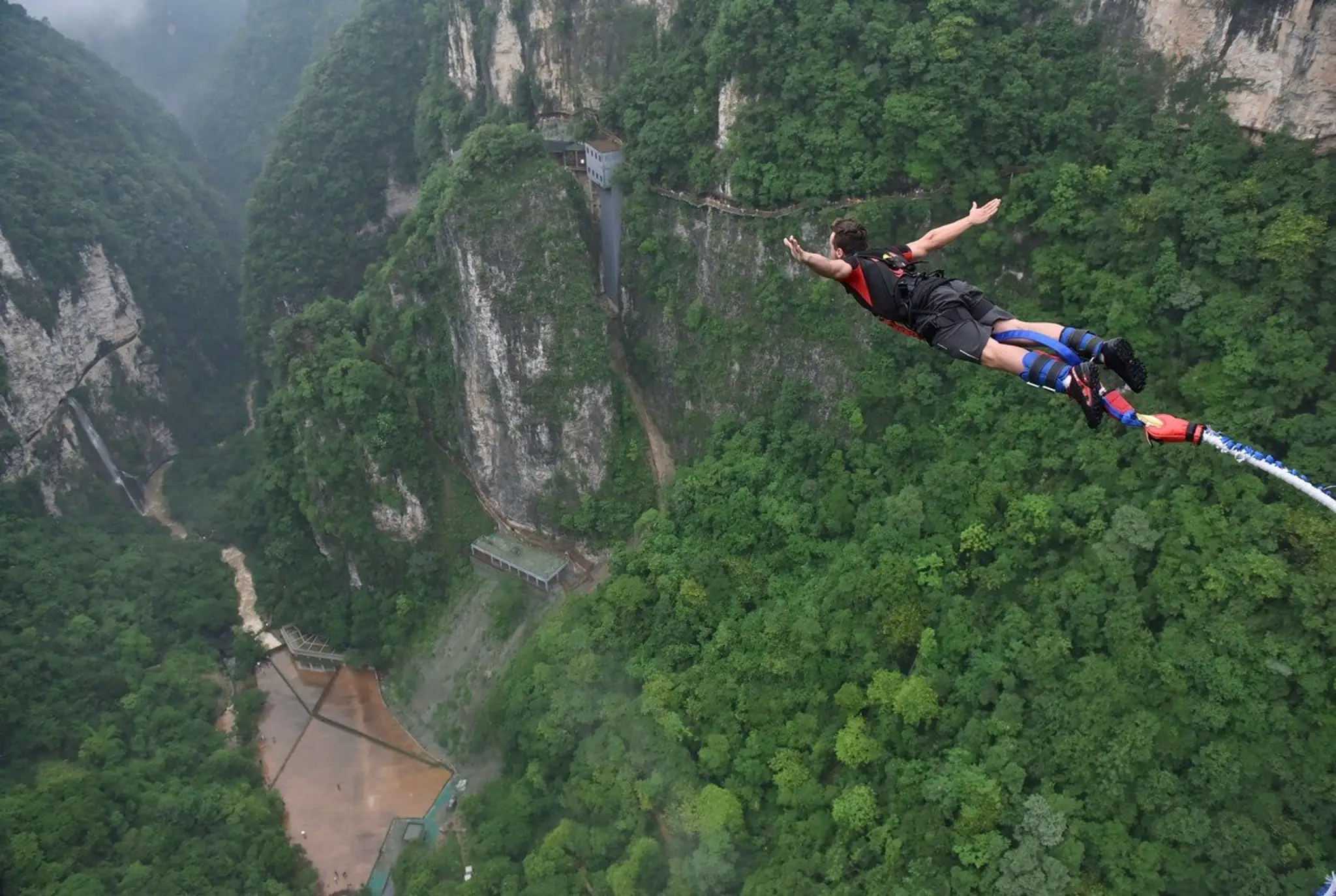 Bungee jumping na sklenenom moste v Číne