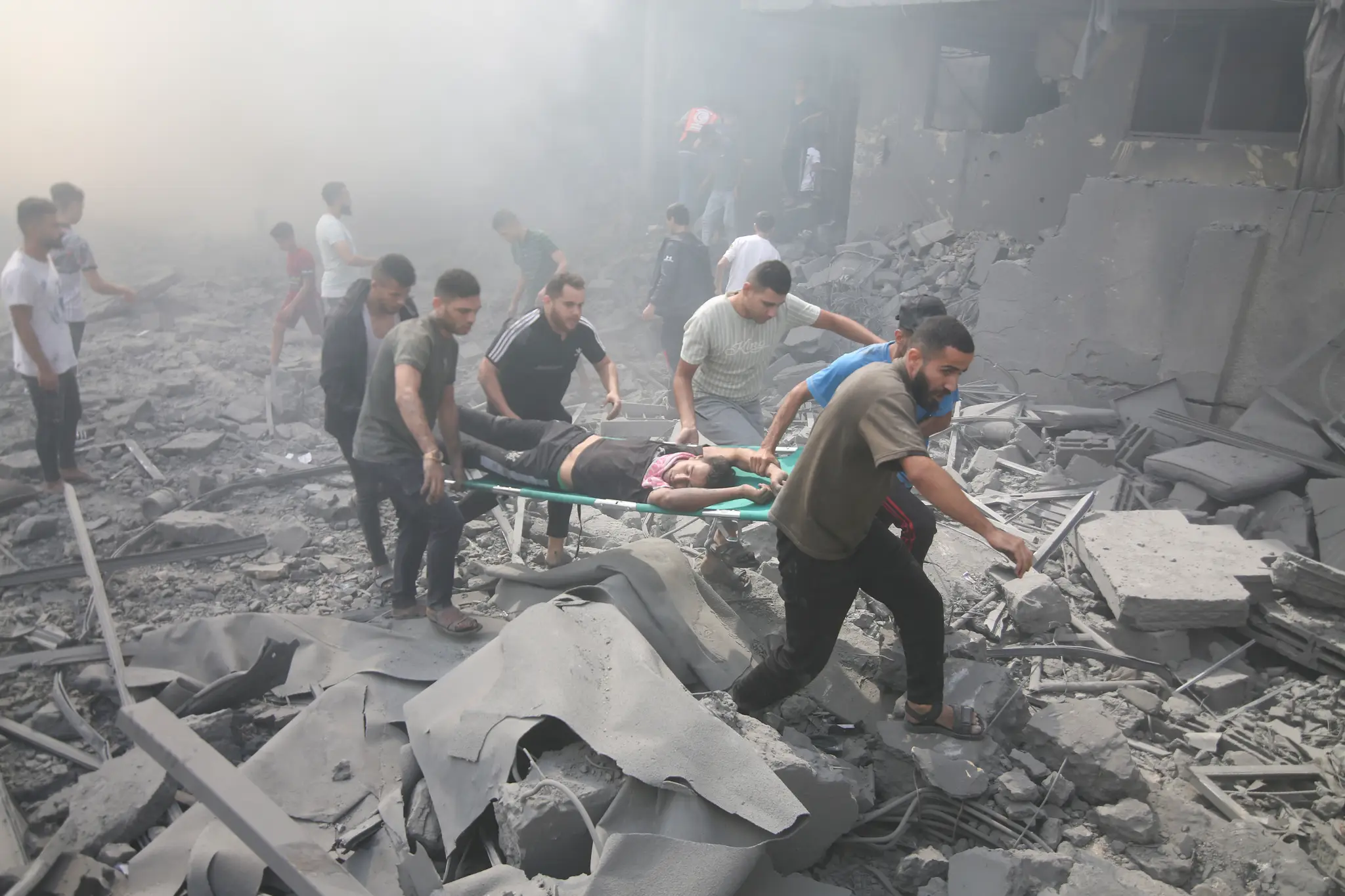 Palestínčania evakuujú zranenú osobu po izraelskom leteckom útoku v utečeneckom tábore Rafah na juhu pásma Gazy.