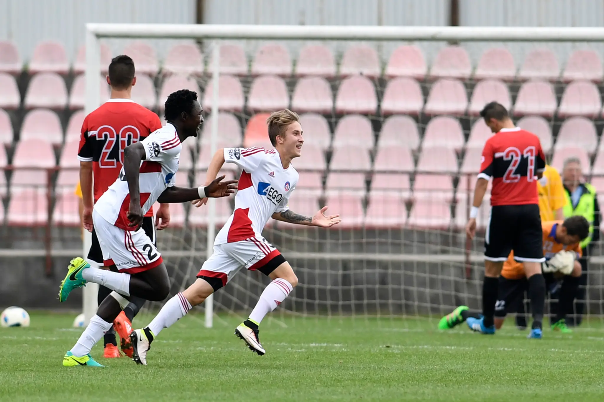 Hviezdička AS Trenčín Filip Halgoš (v strede) sa raduje z gólu do siete Púchova v Slovnaft Cupe.