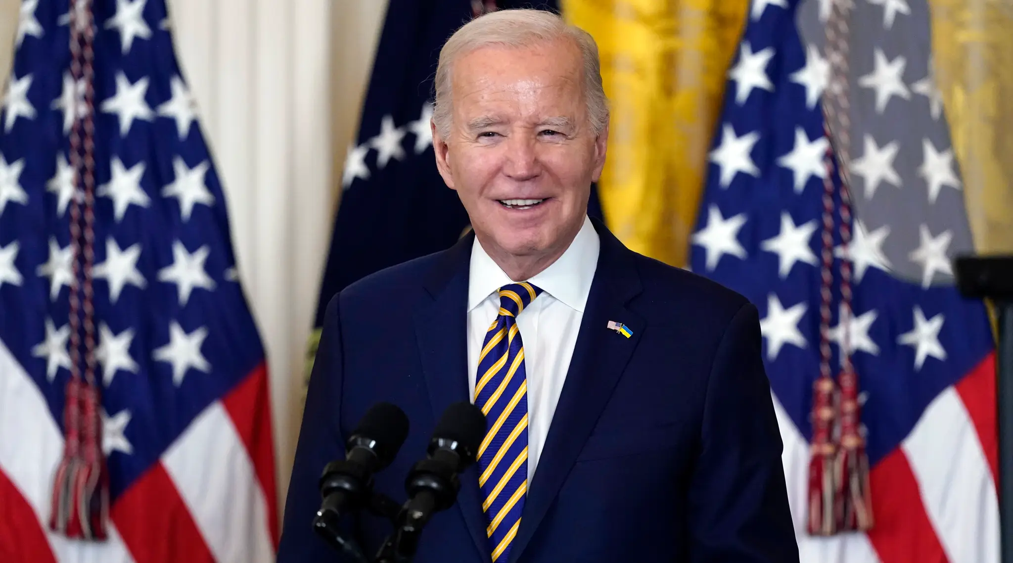 Americký prezident Joe Biden sa usmieva počas recepcie v Bielom dome vo Washingtone.