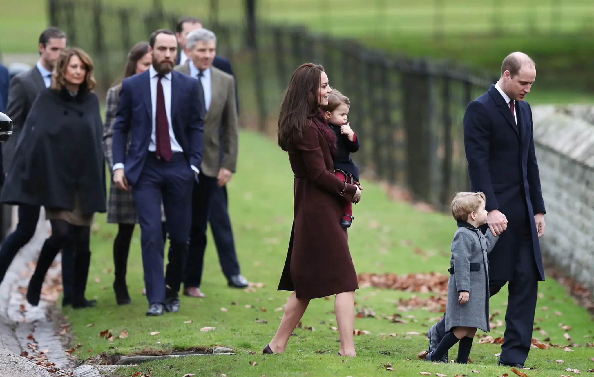 Rozkošný George a Charlotte v kostole. Ich rodičia porušili kráľovskú tradíciu
