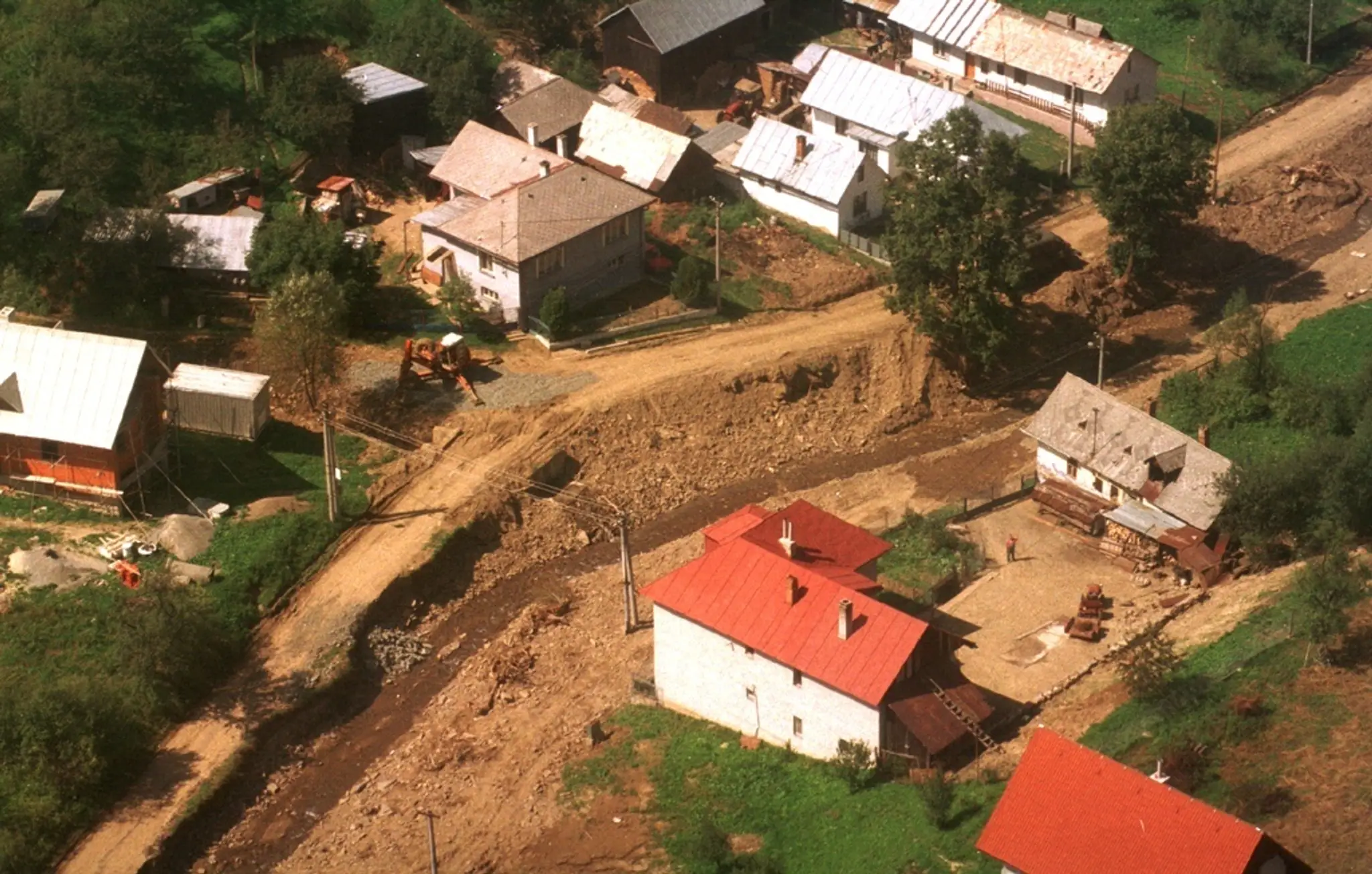Obec Jarovnice a koryto potoka Malá Svinná dva týždne po katastrofe.