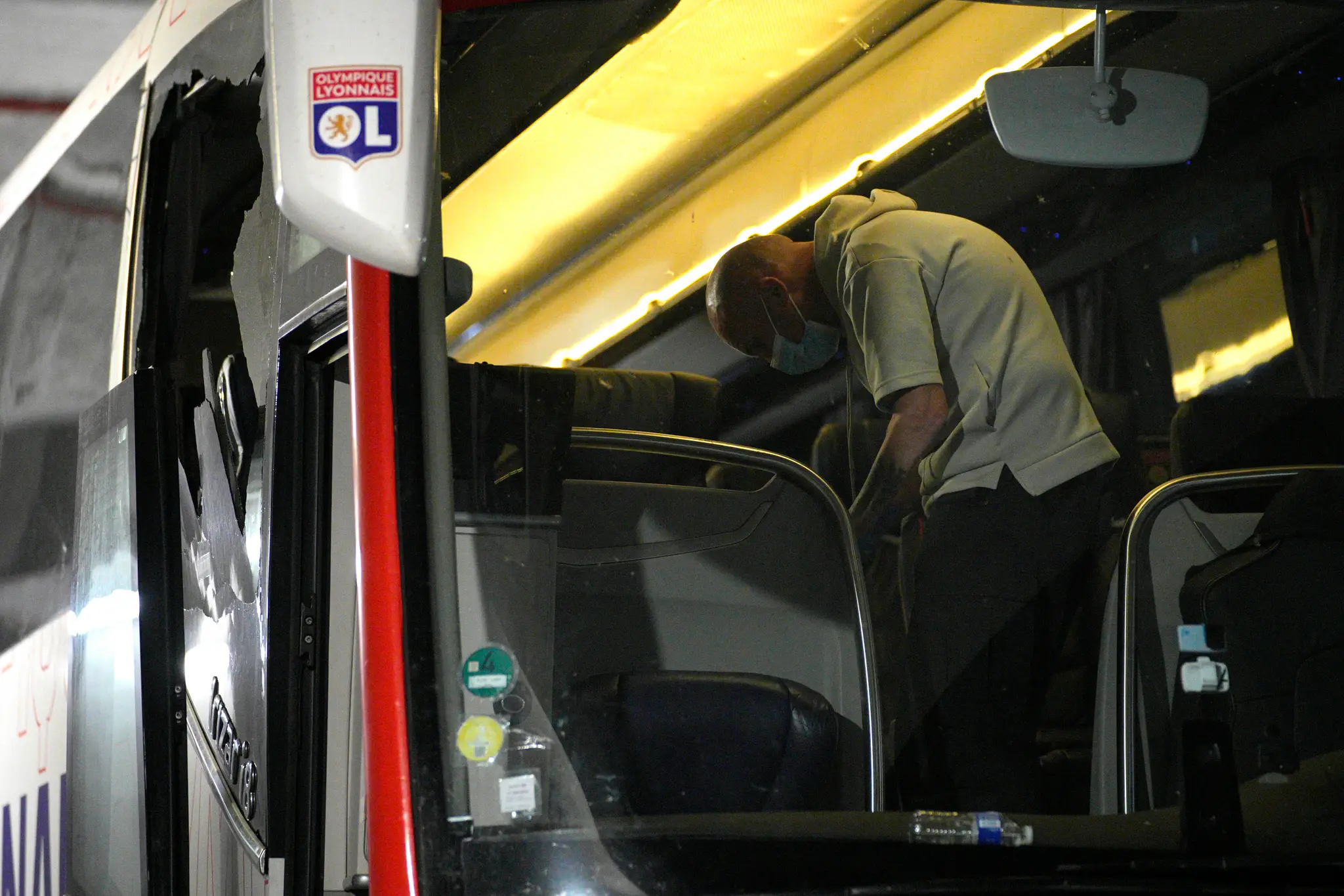 Fanúšikovia zaútočili na autobus Lyonu