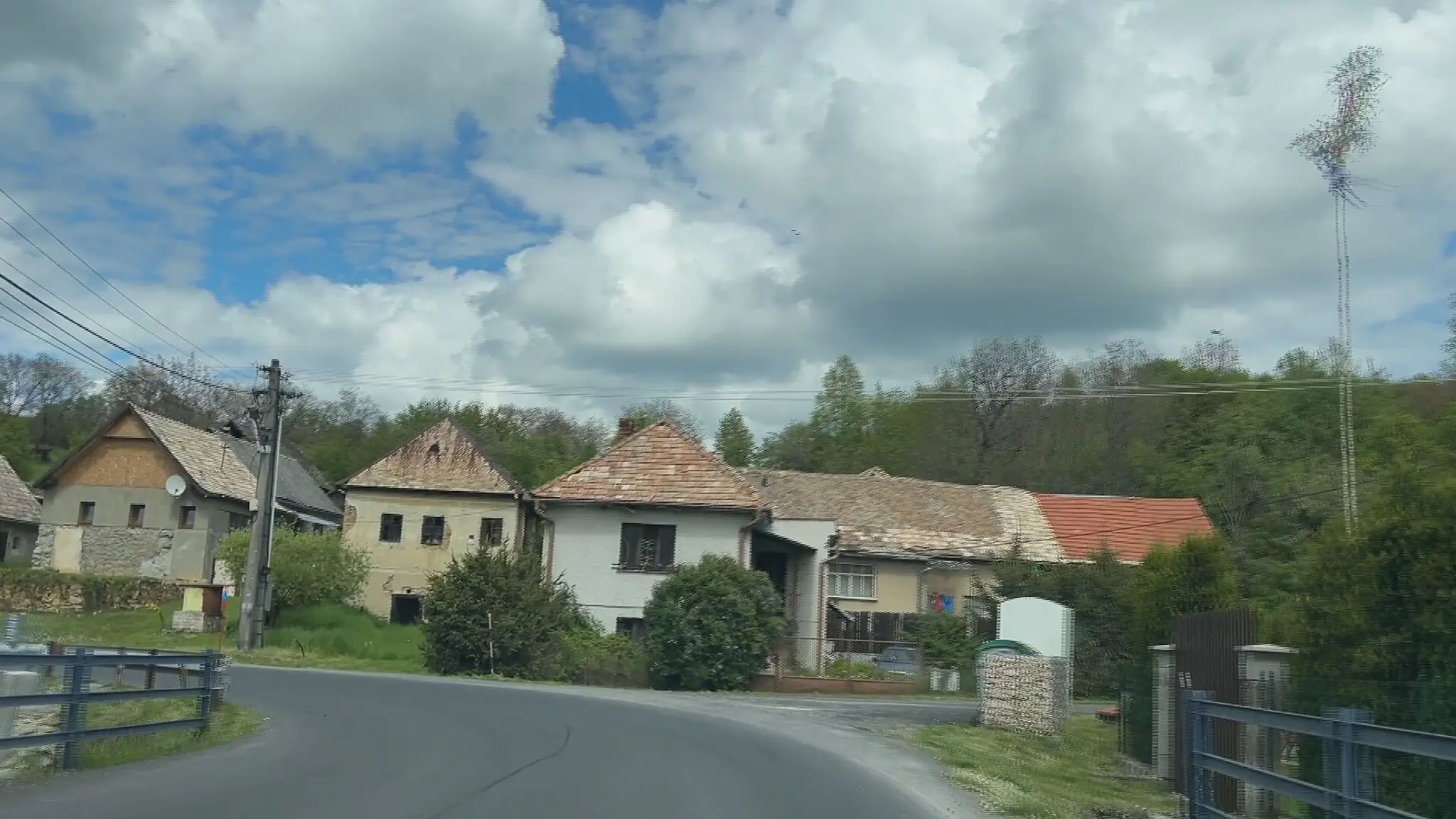 Budova, v ktorej mal byť domov dôchodcov, chátra.