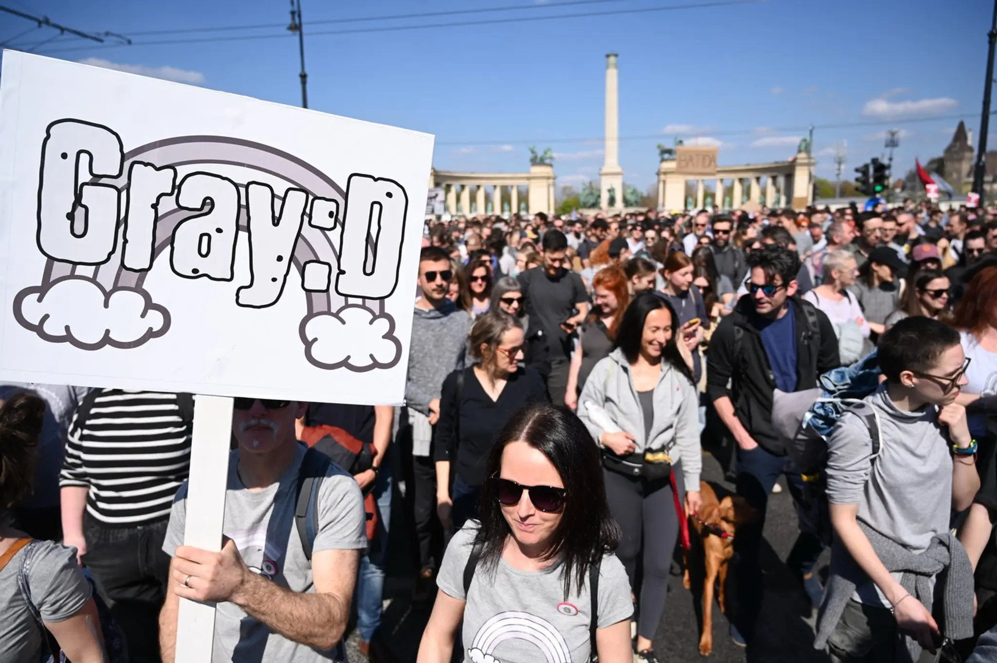 Satirický pochod pride v Maďarsku v šedých farbách