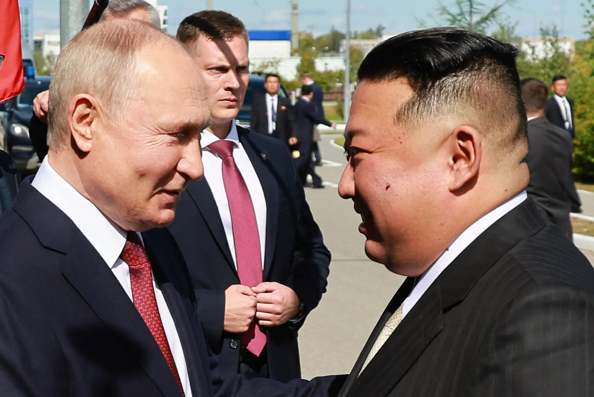 Ruský prezident Vladimir Putin (vľavo) a severokórejský líder Kim Čong-un si podávajú ruky počas stretnutia v Kozmodróme Vostočnyj.