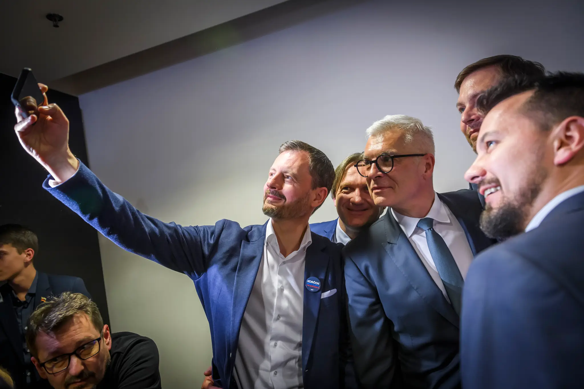 Ivan Korčok (tretí sprava), podpredsedovia mimoparlamentnej strany Demokrati Juraj Šeliga (vpravo) a Eduard Heger (tretí zľava) vo volebnej centrále.