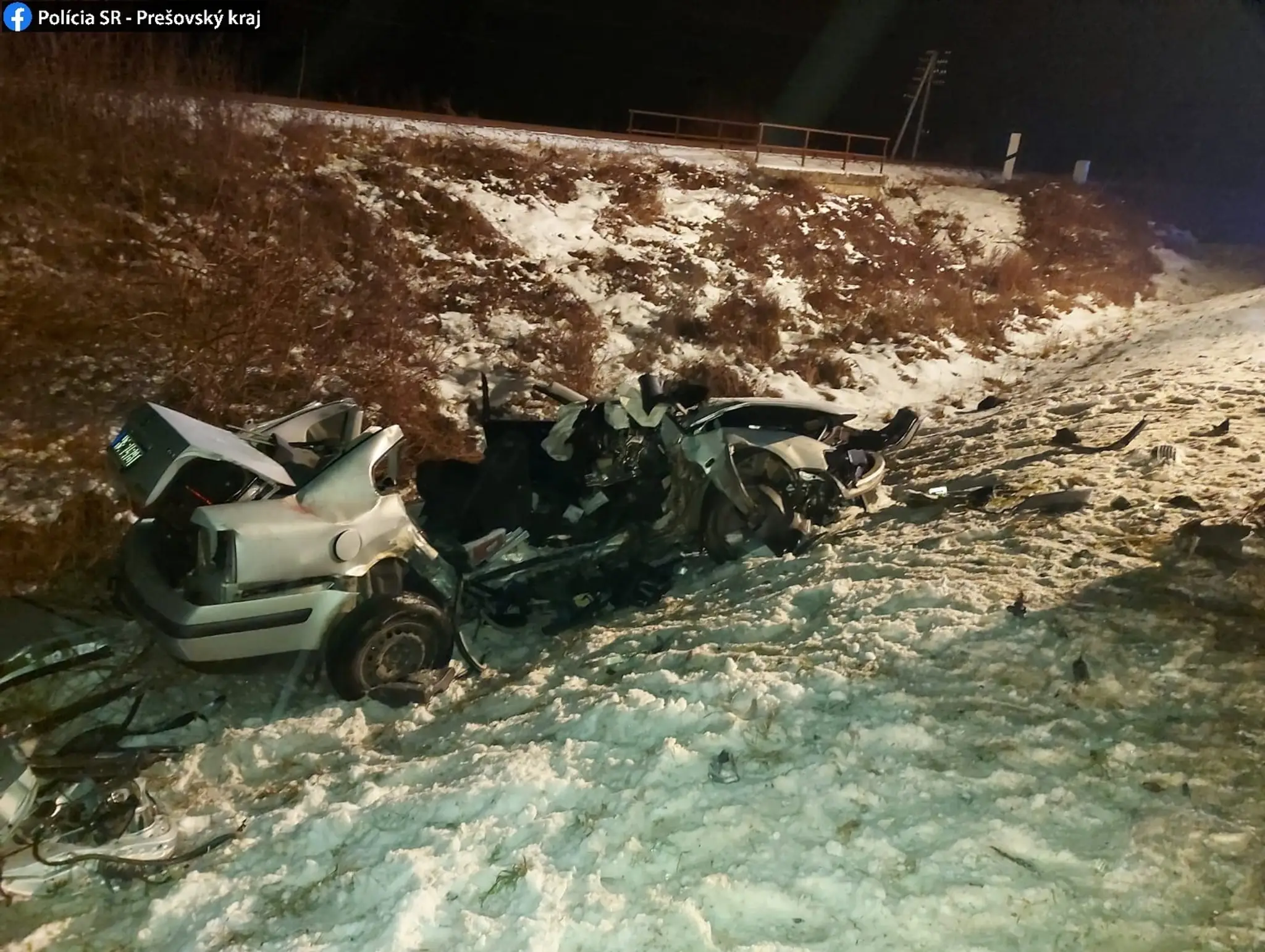 Auto VW Passat po nehode, v ktorom zomreli traja mladí ľudia.