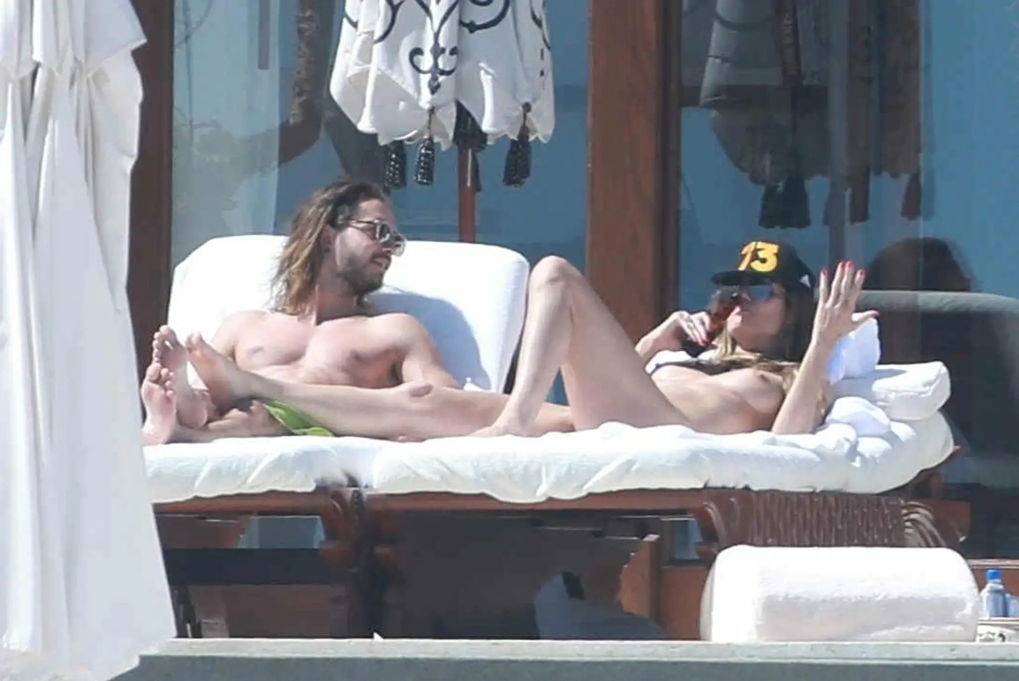 Nahá Heidi Klum s novým zajačikom. Toto si mali nechať do spálne