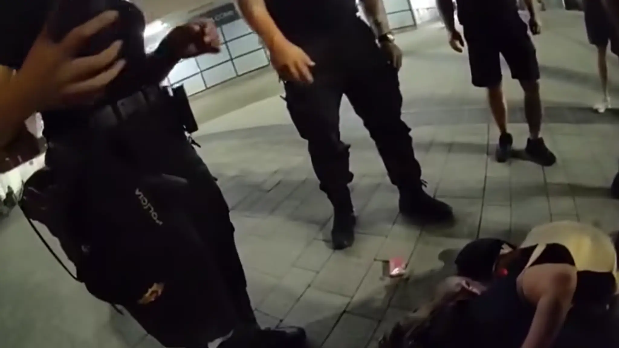 Policajti zadržali muža, ktorý jedného z nich napadol