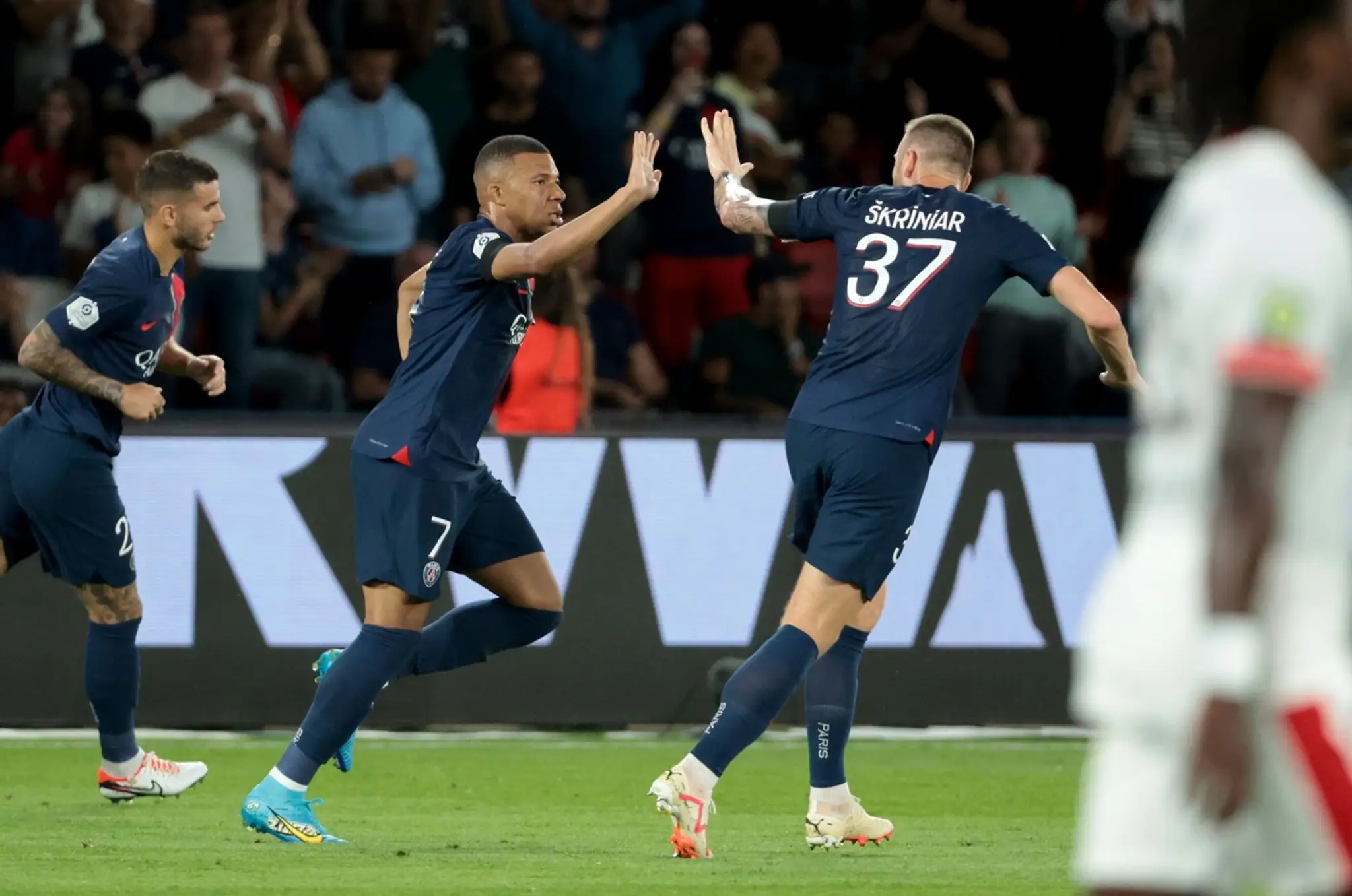 Kylian Mbappé a Milan Škriniar (vpravo).