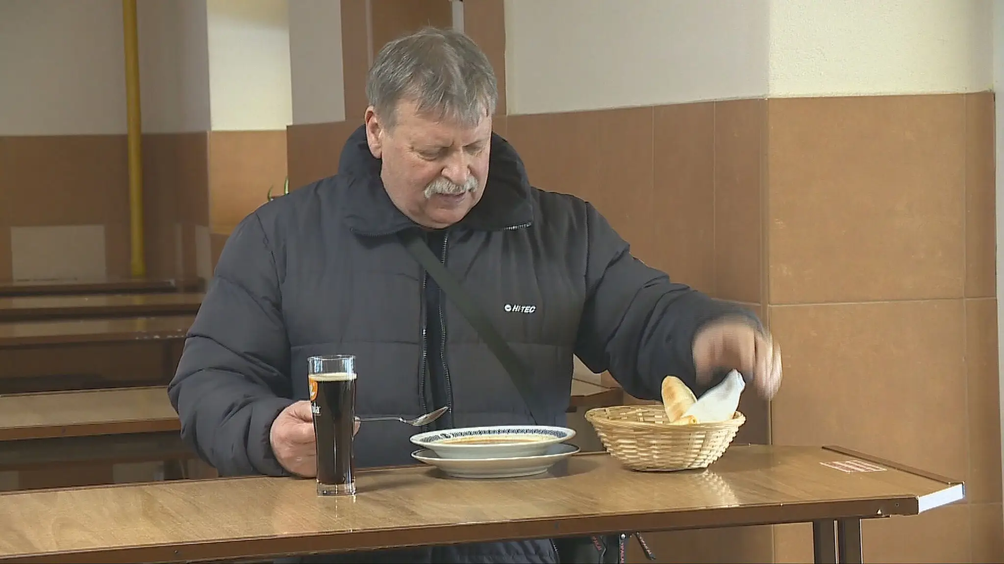 Nemocničné a staničné bufety patria ku koloritu návštevy lekára či cestovania