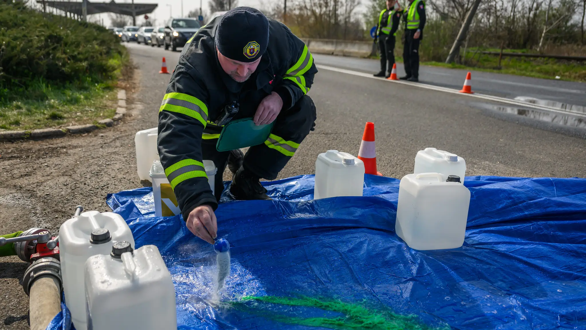 Policajti pre slintačku a krívačku zastavujú vozidlá na hraničných priechodoch