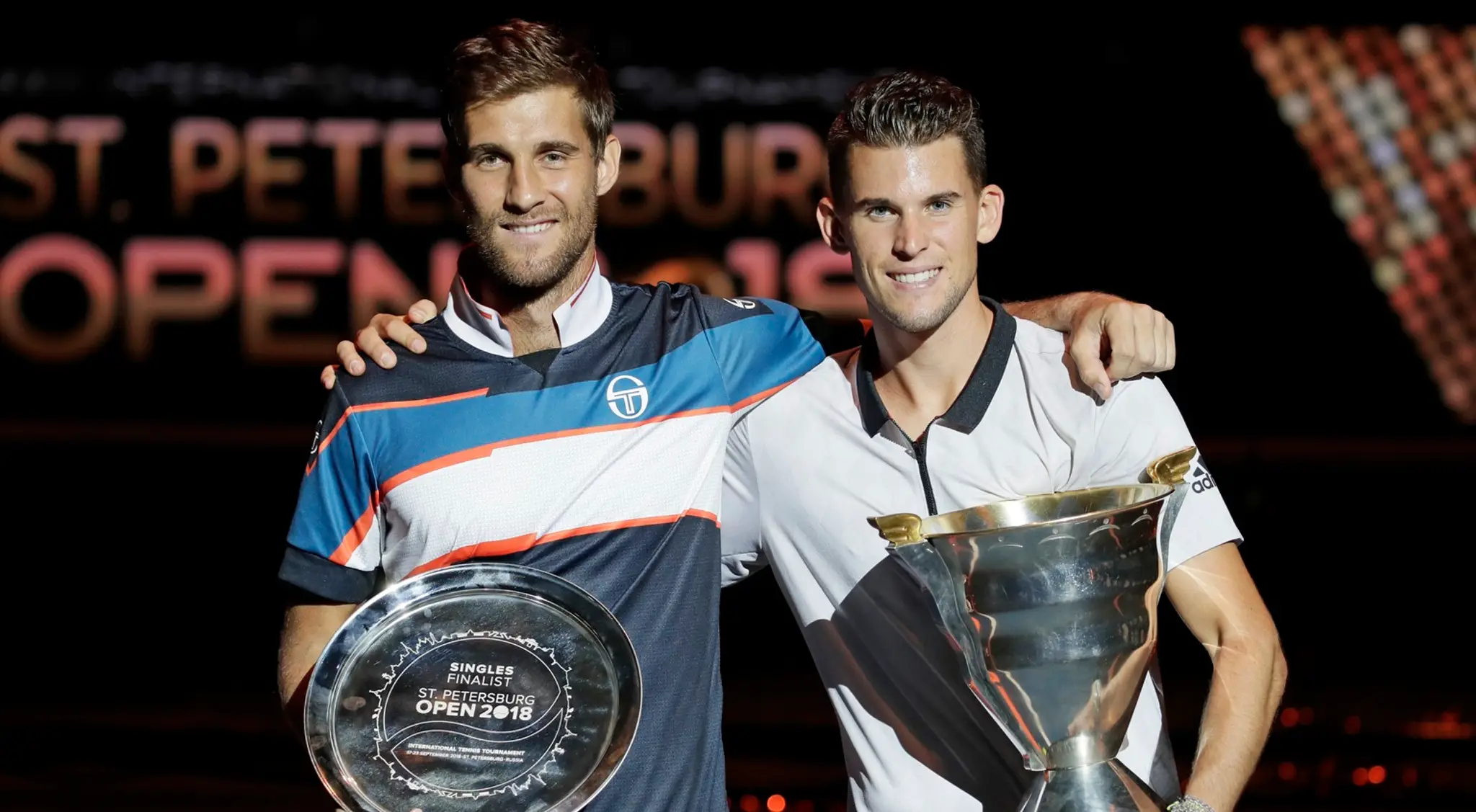 Porazený finalista slovenský tenista Martin Kližan a víťaz turnaja v Petrohrade Domic Thiem.