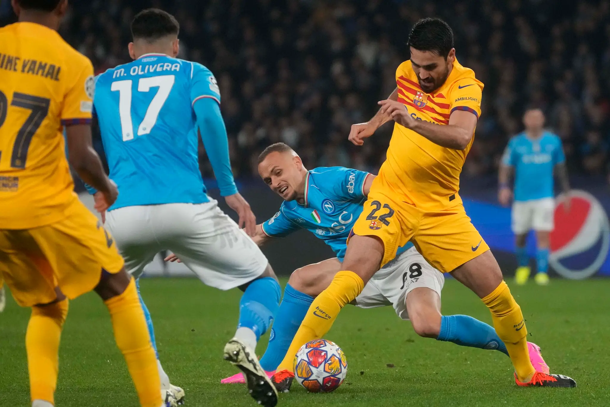 Stanislav Lobotka (Neapol) a Ilkay Gundogan z Barcelony v súboji o loptu.