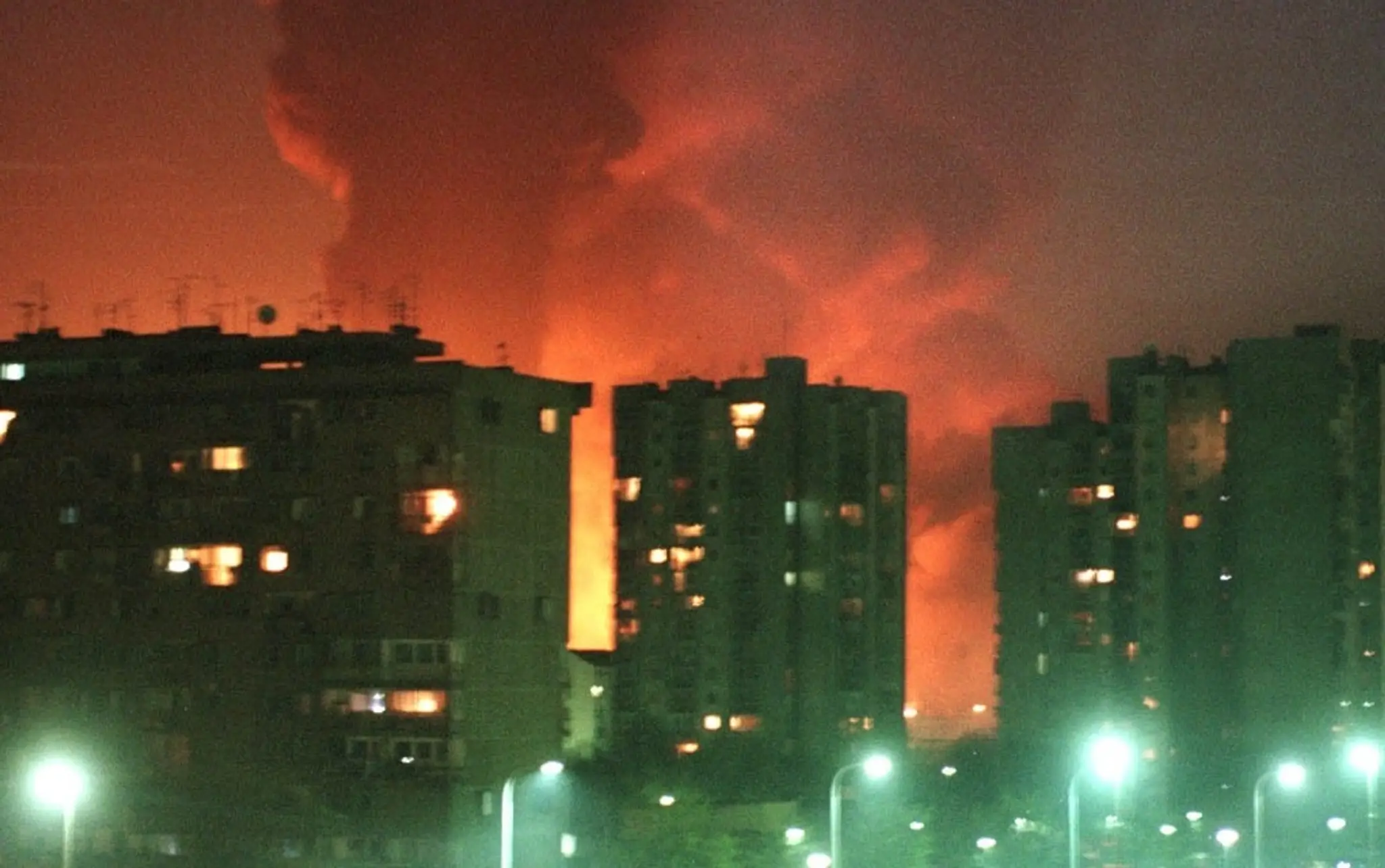 Na archívnej snímke z apríla 1999 požiar teplárne v Belehrade po zásahu riadenými strelami.