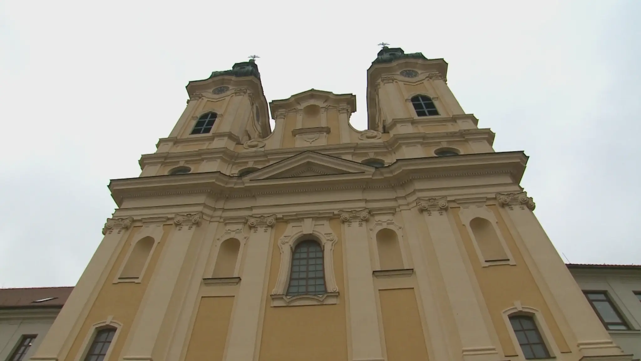 V kostoloch už môže byť viac veriacich. V praxi však stále zostávajú poloprázdne