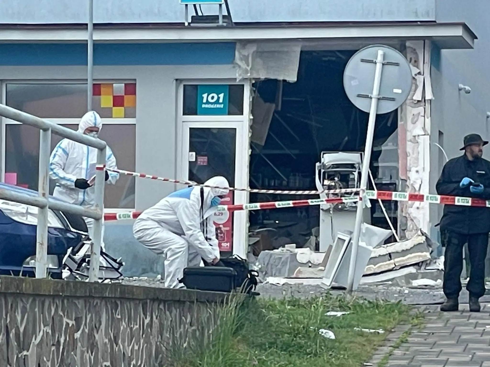 Črepy boli všade navôkol.