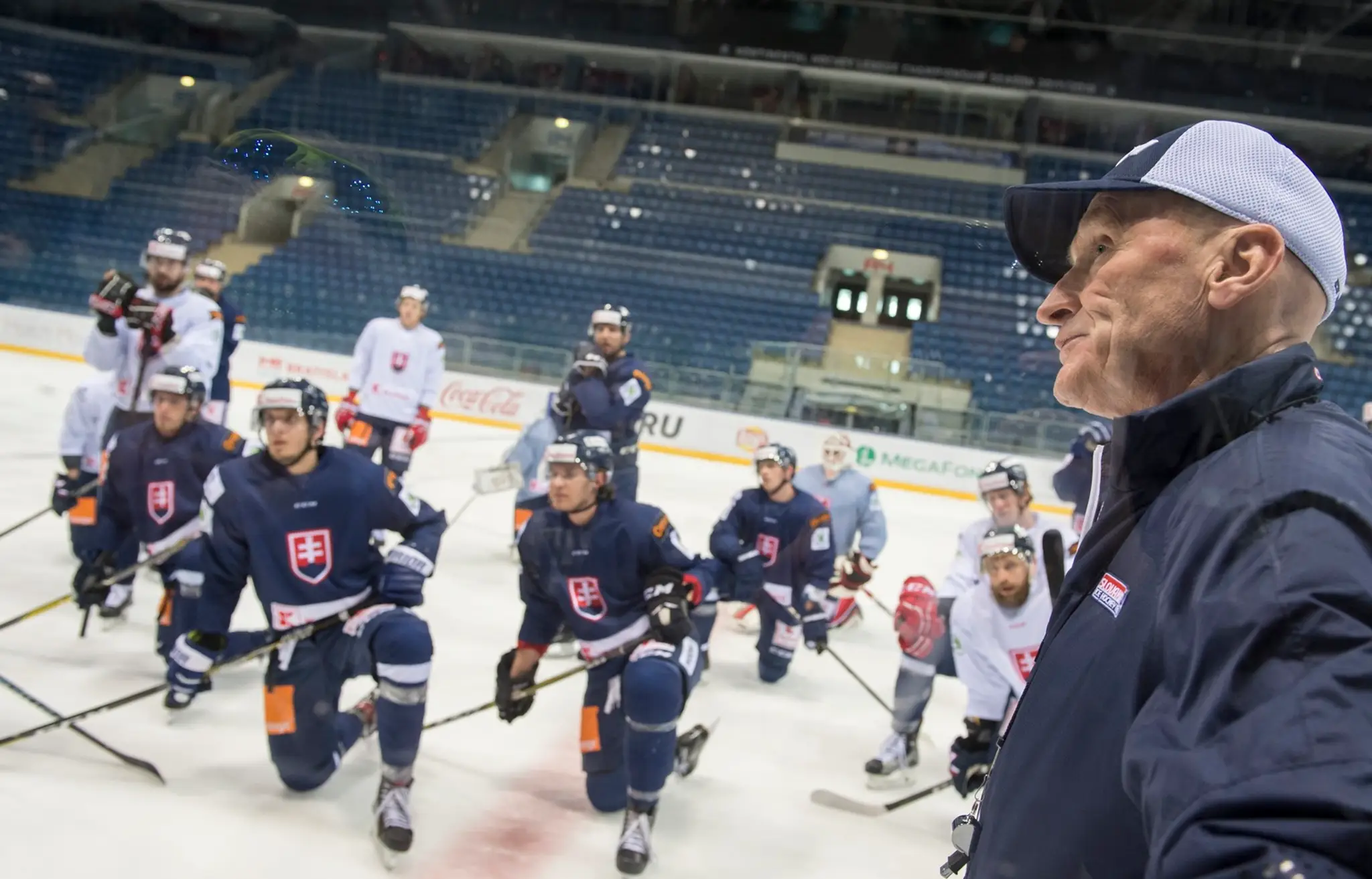 Na snímke vpravo slovenský reprezentačný tréner Craig Ramsay na tréningu počas prípravy pred zápasmi Euro Hockey Challenge.