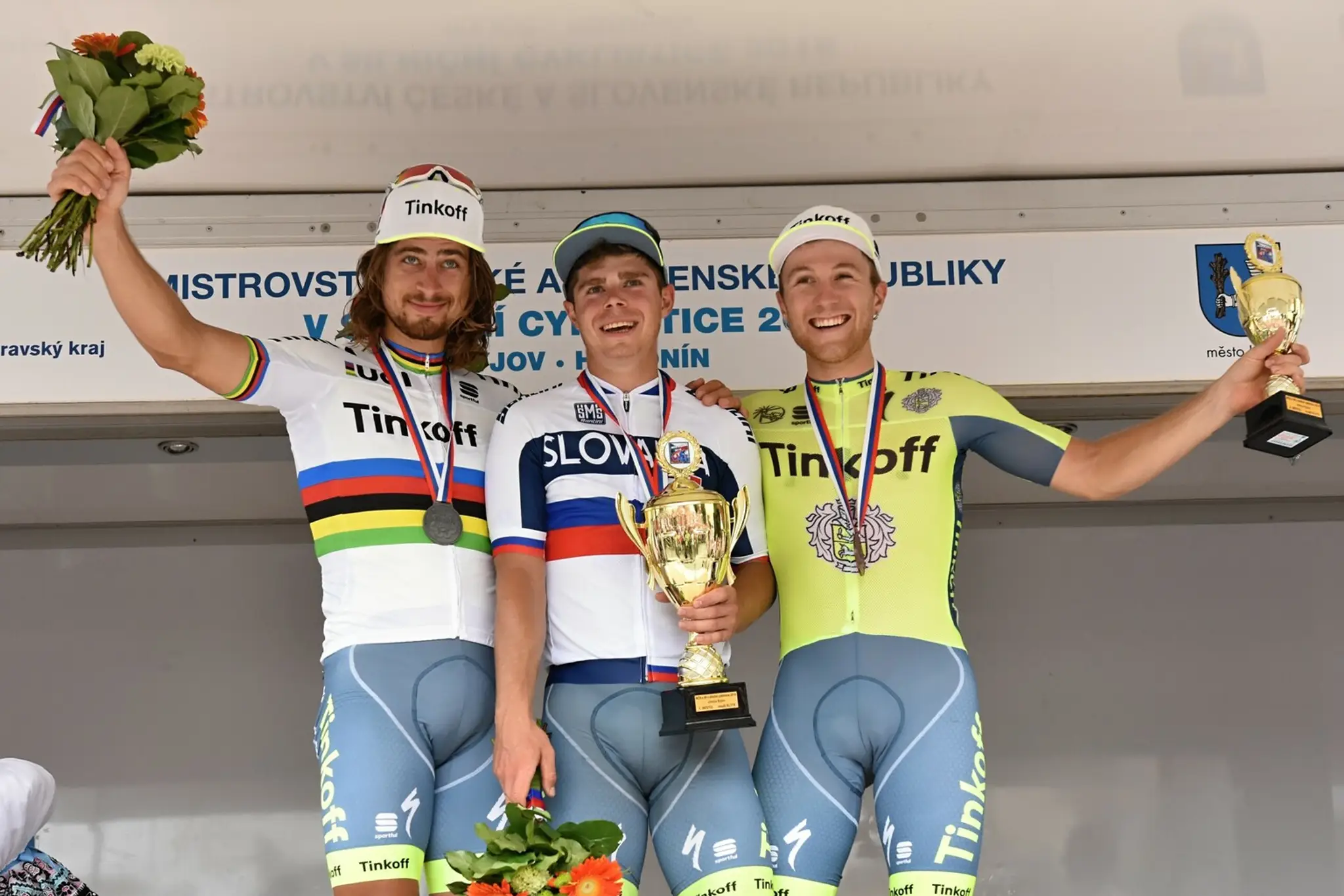 Medailisti majstrovstiev Slovenska v cestnej cyklistike sprava bronzový Michael Kolář, zlatý Juraj Sagan a strieborný Peter Saga