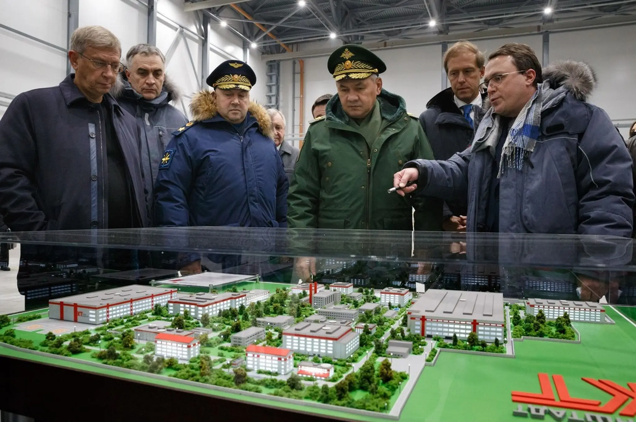 Ruský minister obrany Sergej Šojgu počas návštevy továrne, v ktorej vyrábajú vojenské drony.