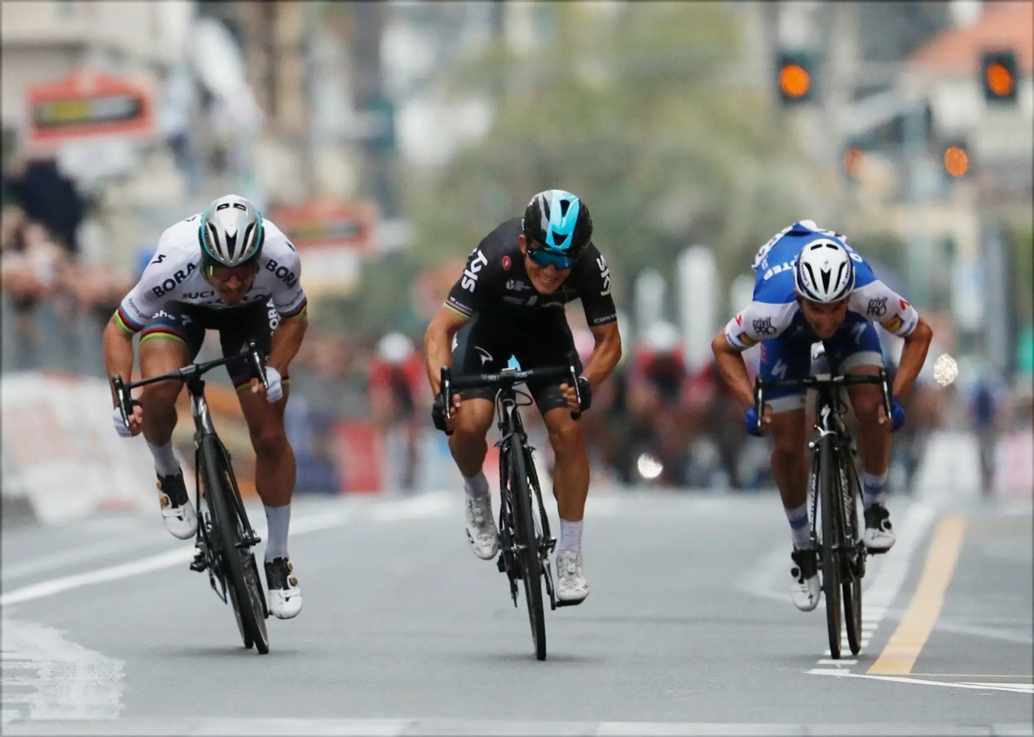 Peter Sagan, Michal Kwiatkowski a Julien Alaphilippe špurtujú o víťazstvo na pretekoch Miláno San Remo 2017.