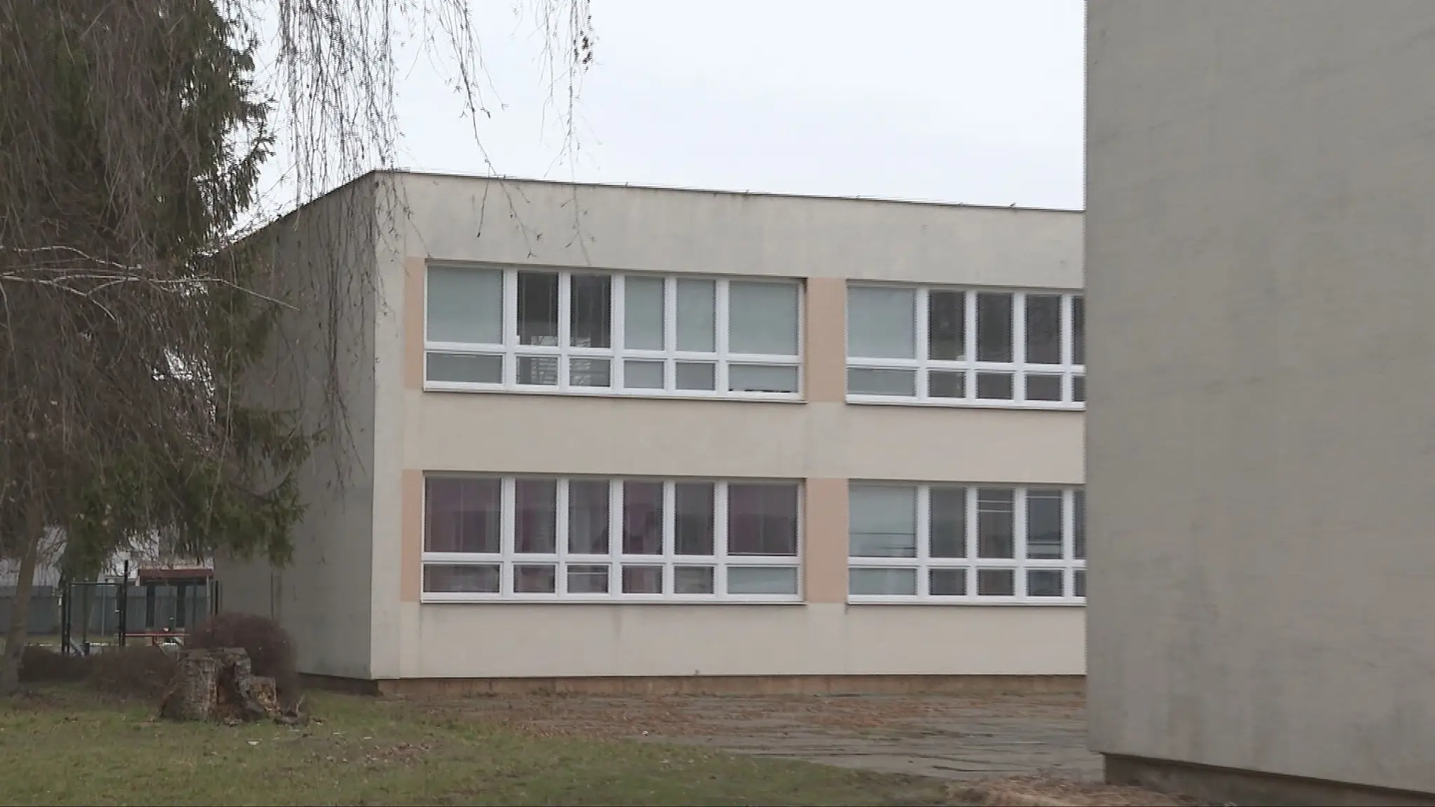 Skočil zo strechy