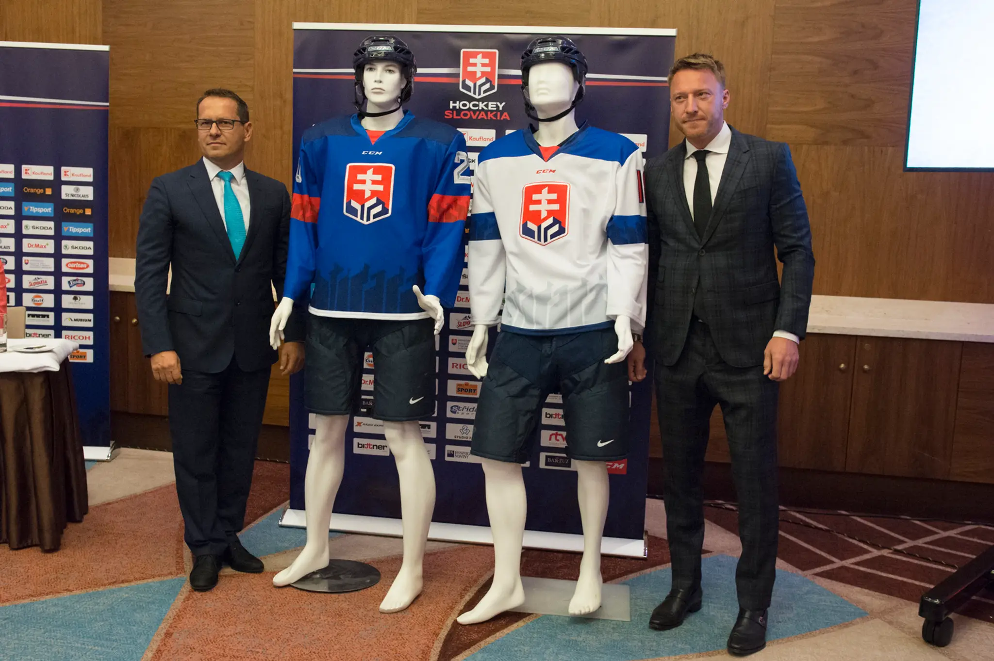 Šéf SZĽH Martin Kohút a Marián Hossa predstavili nové dresy..jpg