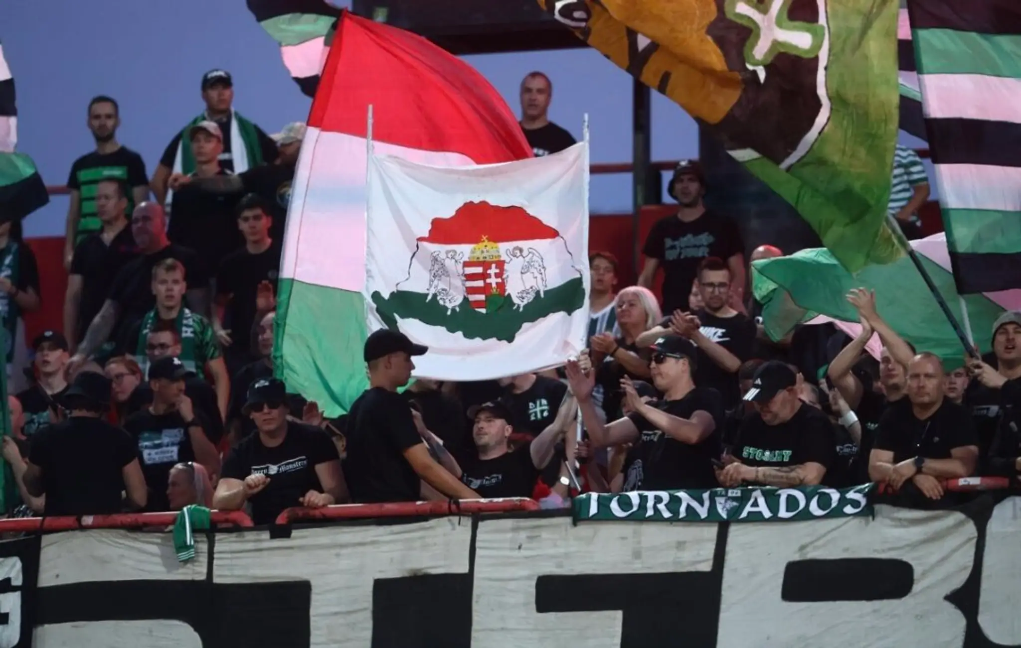 Fanúšikovia Ferencvarosu vytiahli vlajku Veľkého Uhorska.