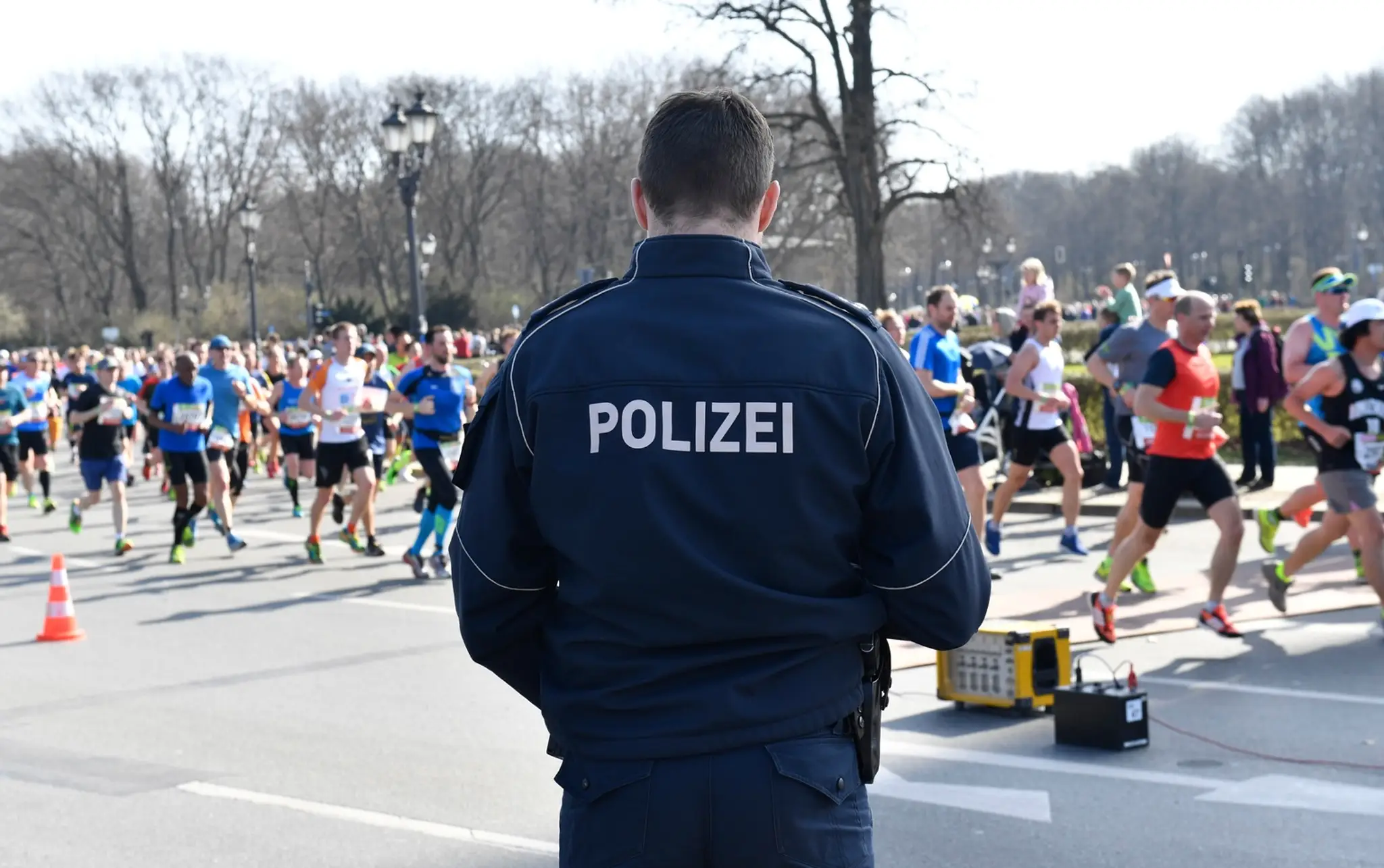 Nemecký policajt na polmaratóne v Berlíne
