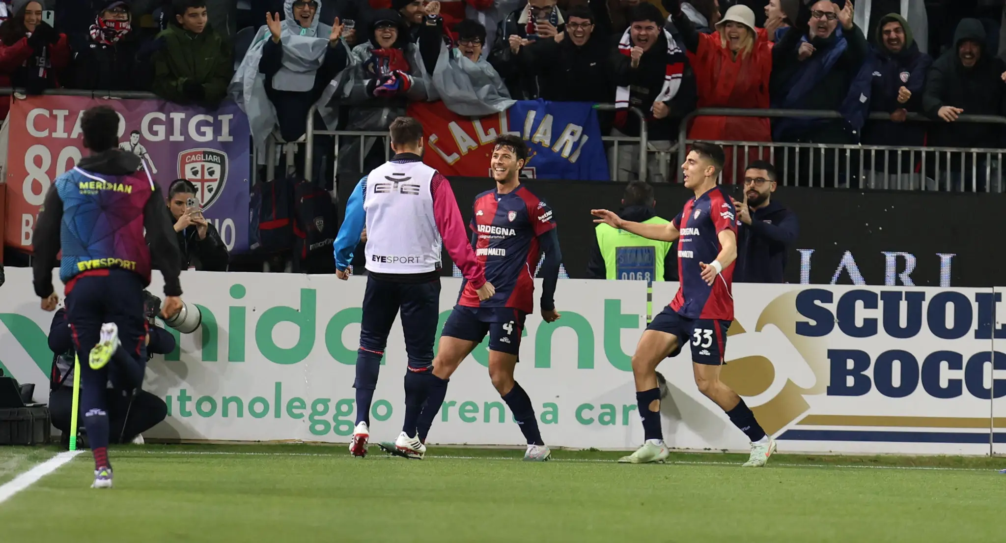 Adam Obert (vpravo) oslavuje gól so spoluhráčmi.