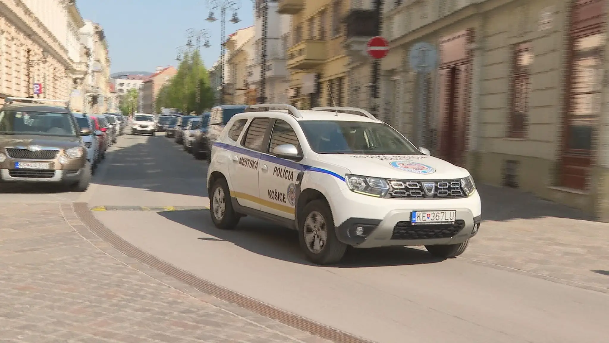 Košickí mestskí policajti kontrolujú parkovanie v centre Košíc.