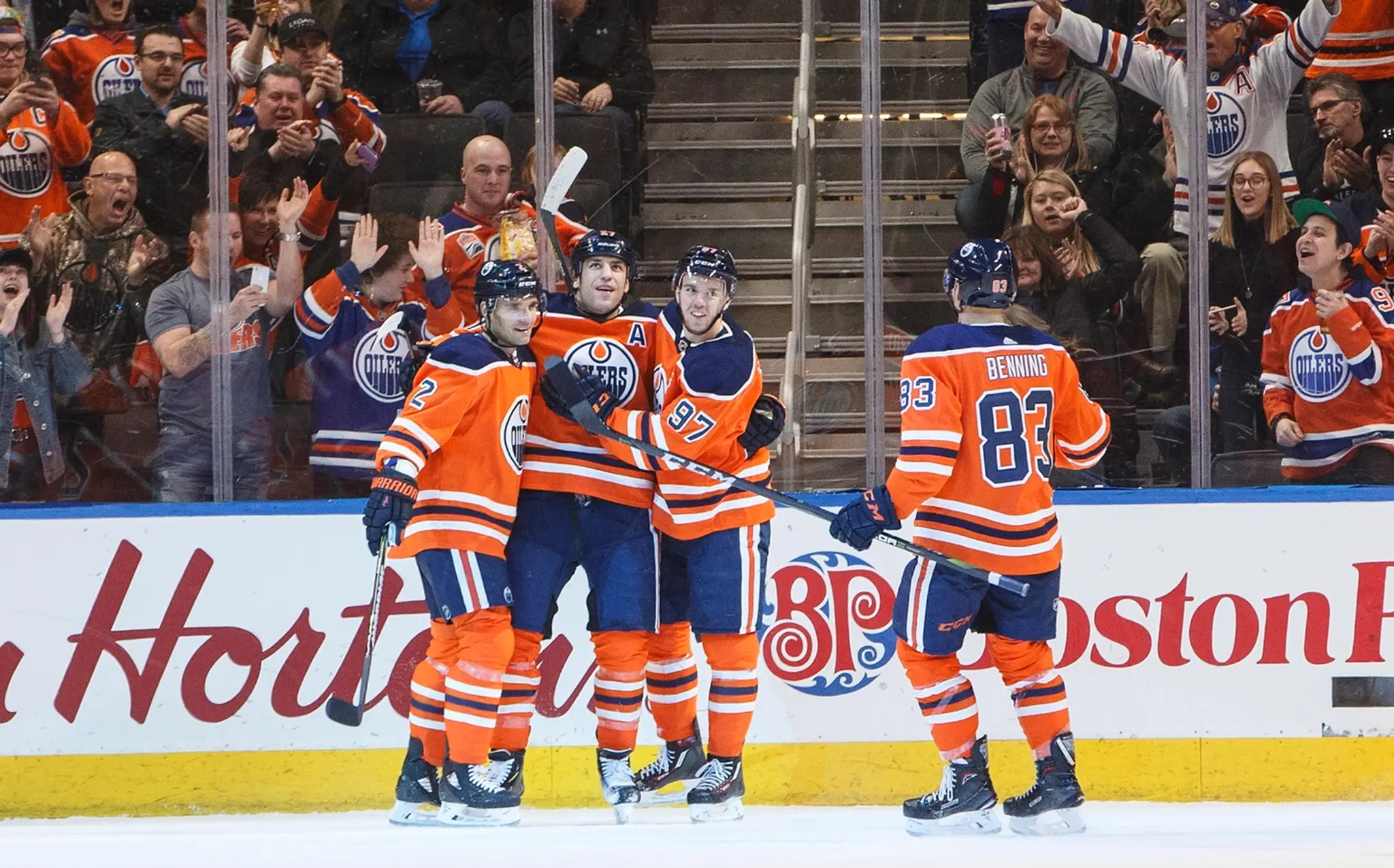 Na snímke zľava hráči Oilers  - Slovák Andrej Sekera, Milan Lučič, Connor McDavid  a Matthew Benning  oslavujú gól.