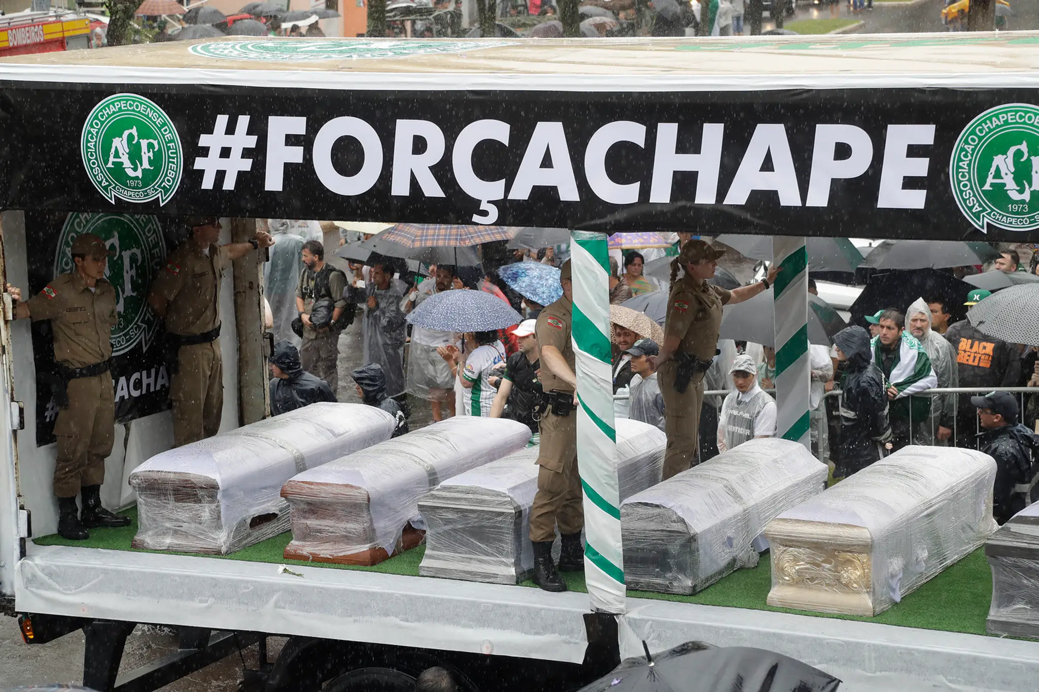 Rakvy s pozostatkami hráčov Chapecoense.