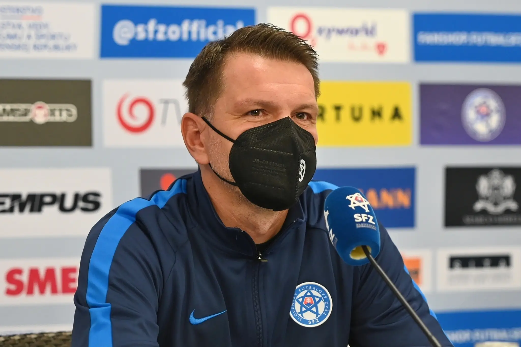 Štefan Tarkovič počas tlačovej konferencie pred kvalifikačným zápasom proti Slovinsku.