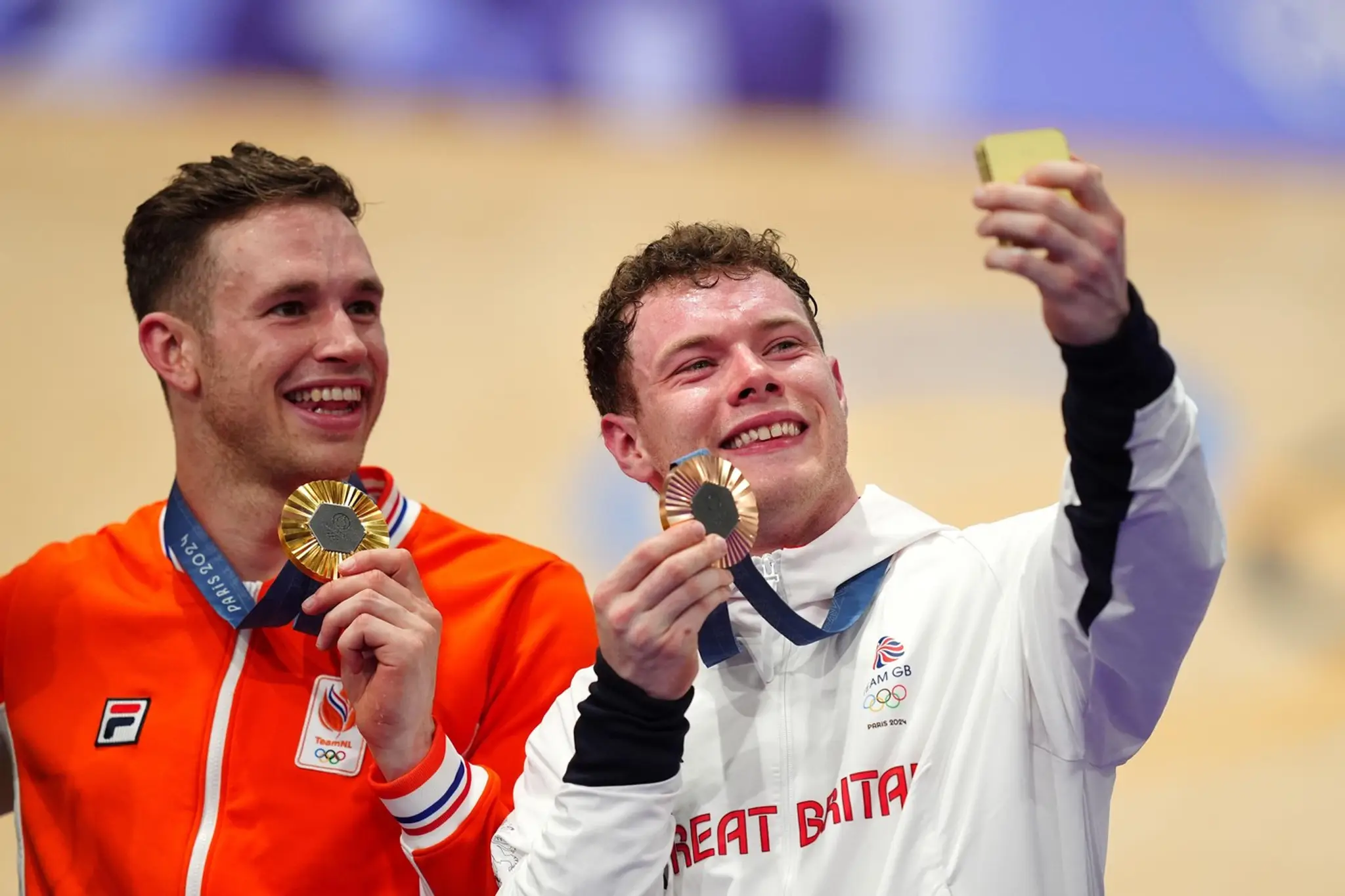 Jack Carlin sa teší z olympijskej medaily