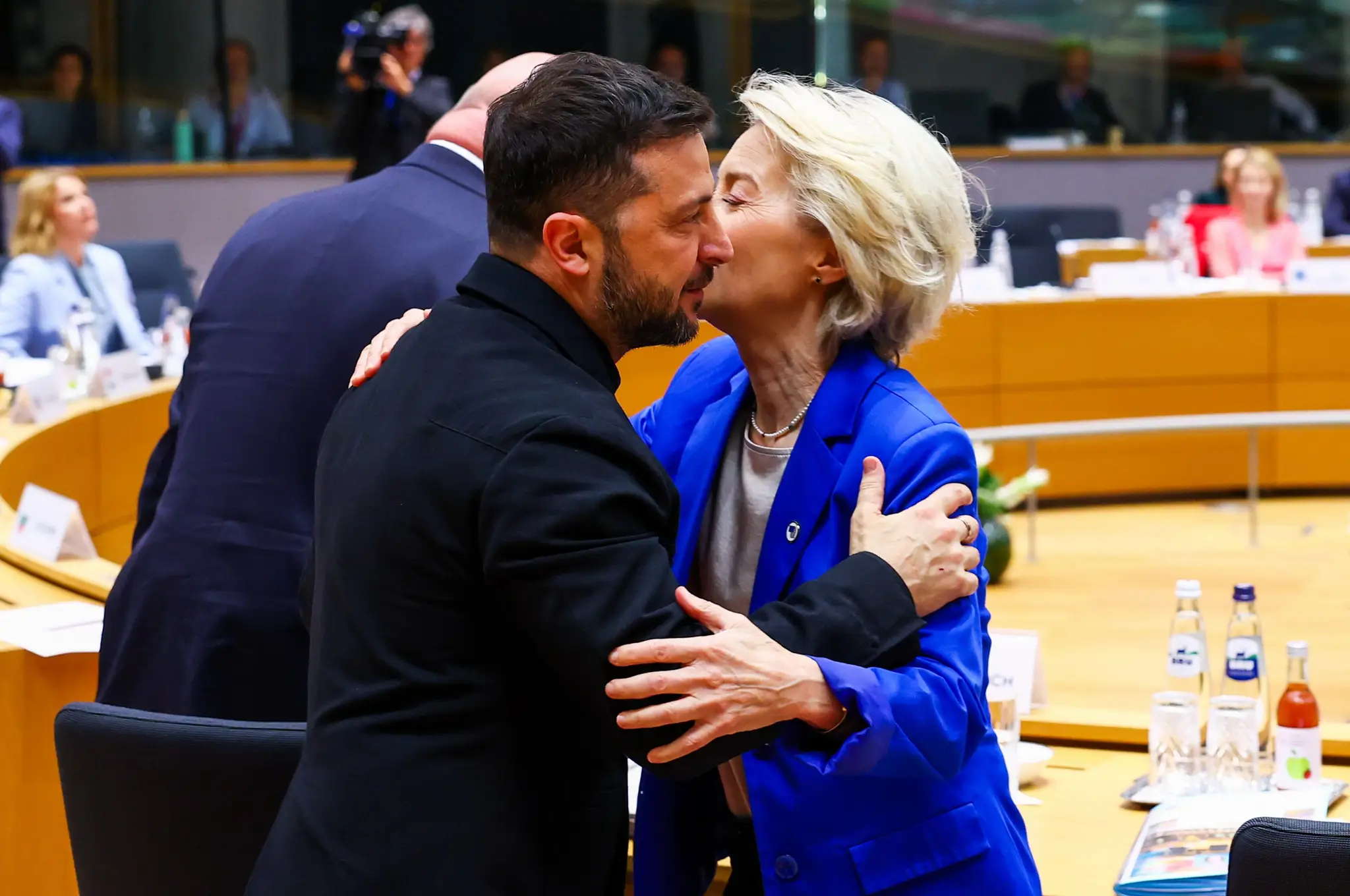 Predsedníčka Európskej komisie Ursula von der Leyen (vpravo) víta ukrajinského prezidenta Volodymyra Zelenského.