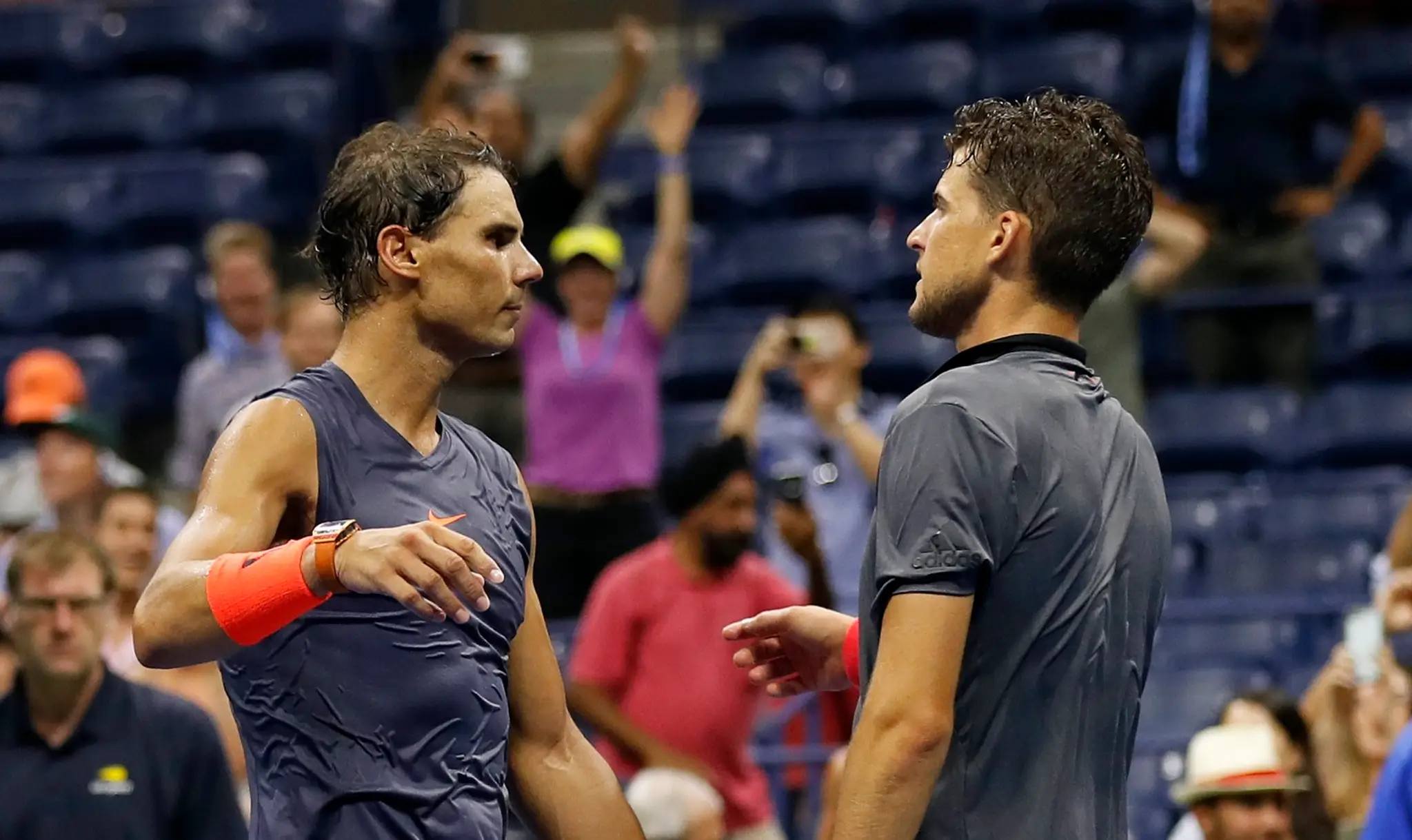 Španielsky tenista Rafael Nadal  a Rakúšan Dominic Thiem si podávajú ruky po zápase  štvrťfinále US Open.