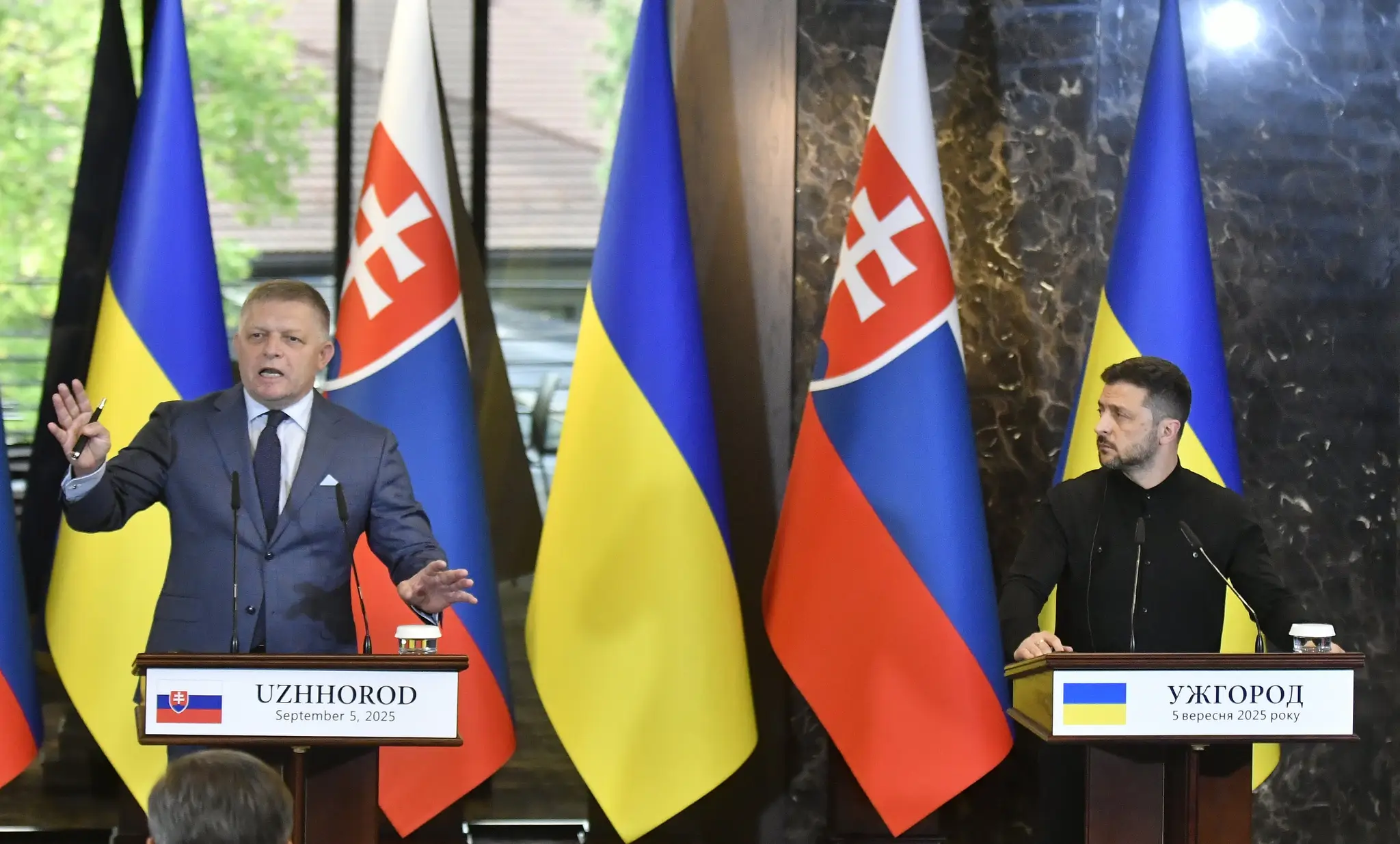 Na snímke zľava predseda vlády SR Robert Fico a ukrajinský prezident Volodymyr Zelenskyj počas tlačovej konferencie po ich stretnutí nedaľeko ukrajinského mesta Užhorod.