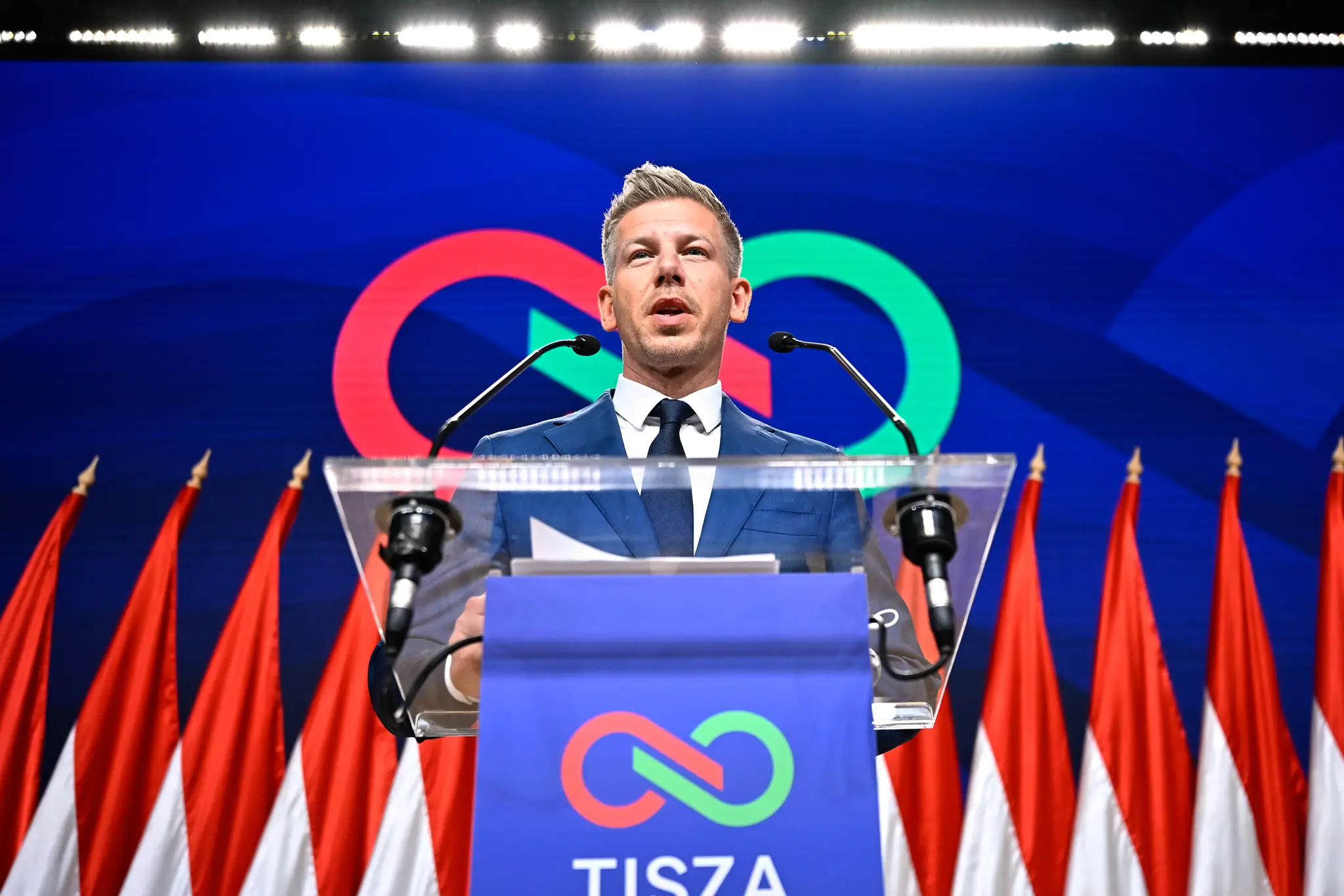 Na snímke líder maďarskej opozičnej strany Tisza Péter Magyar hovorí počas tlačovej konferencie po tom, čo jeho strana vyhrala parlamentné voľby.