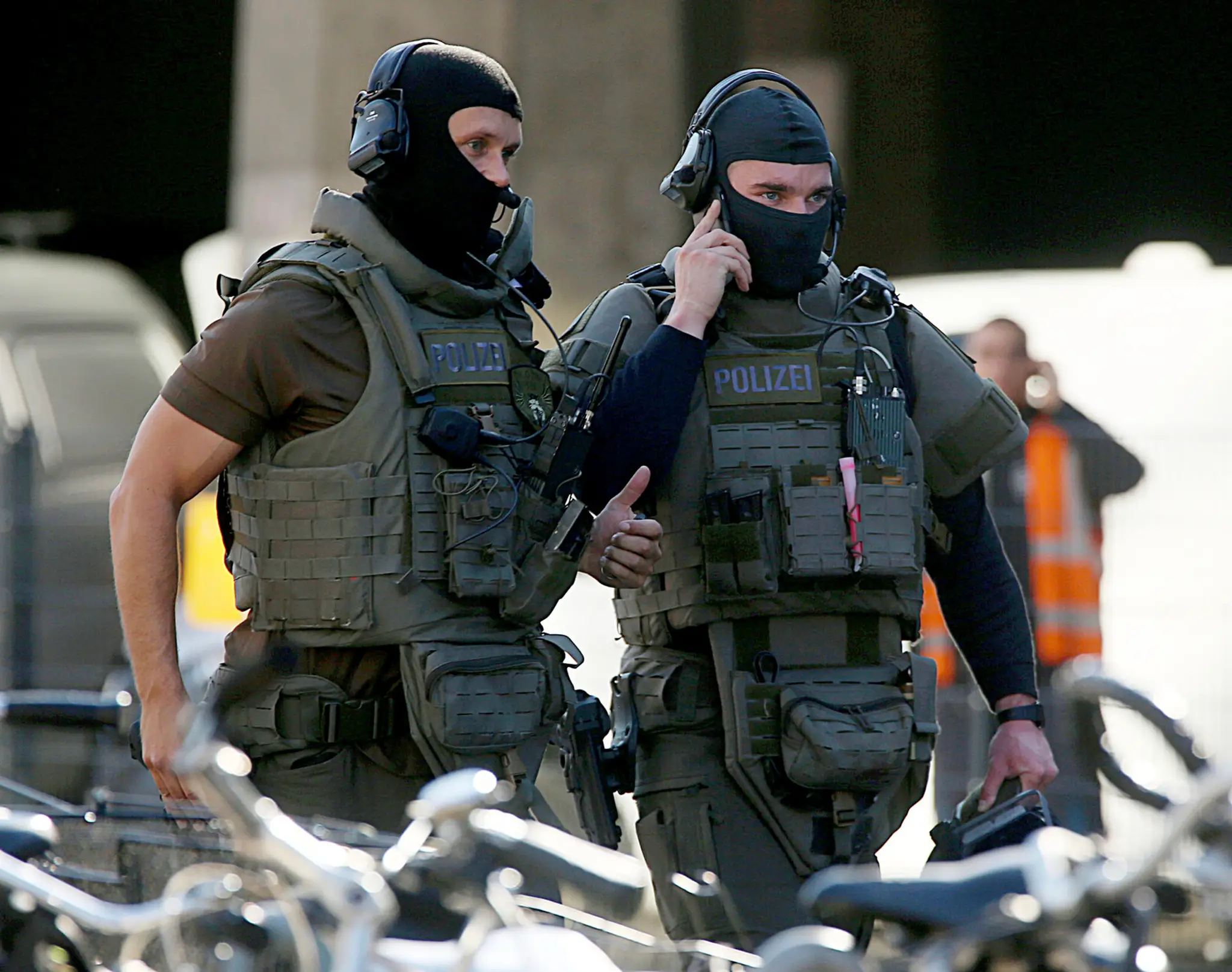 Špeciálne policajné jednotky zasahujú na hlavnej železničnej stanic v Kolíne nad Rýnom.