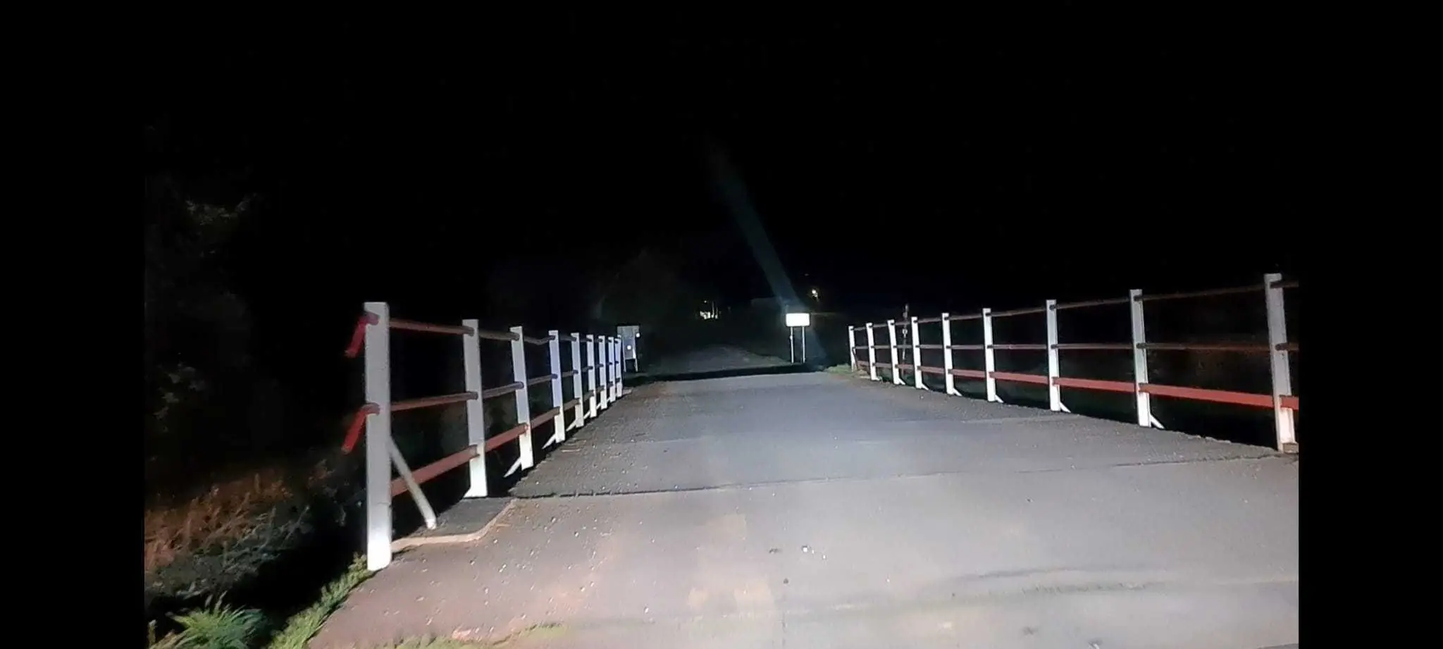 Most, z ktorého malo dieťa spadnúť do vody