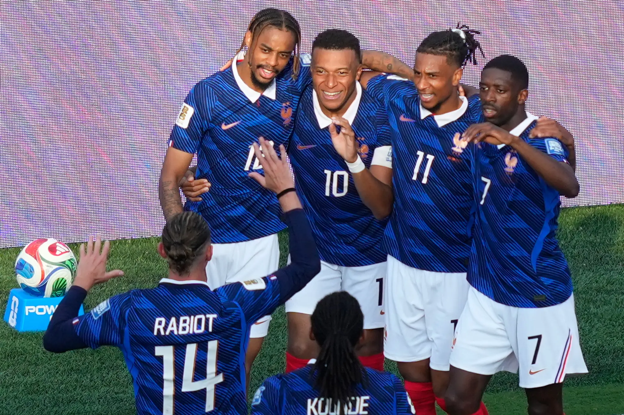 Futbalisti Francúzska oslavujú gól.