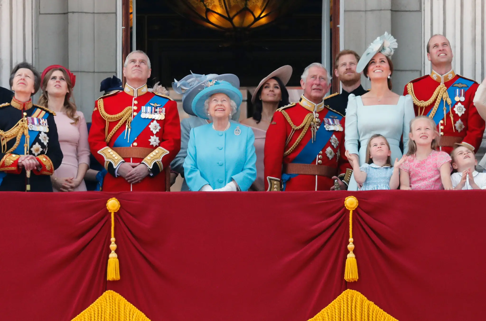 Britská kráľovská rodina na balkóne Buckinghamského paláca počas preletu kráľovskej letky