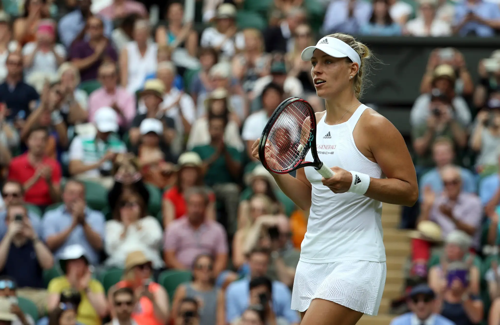 Angelique Kerberová počas 1. kola dvojhry na Wimbledone 2017.