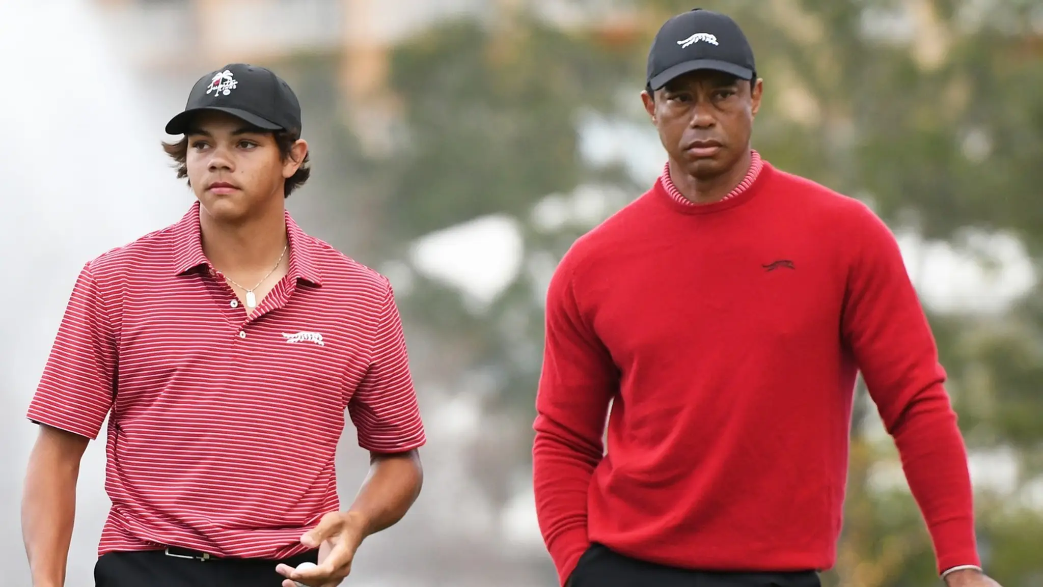 Tiger Woods (vpravo) a jeho syn Charlie