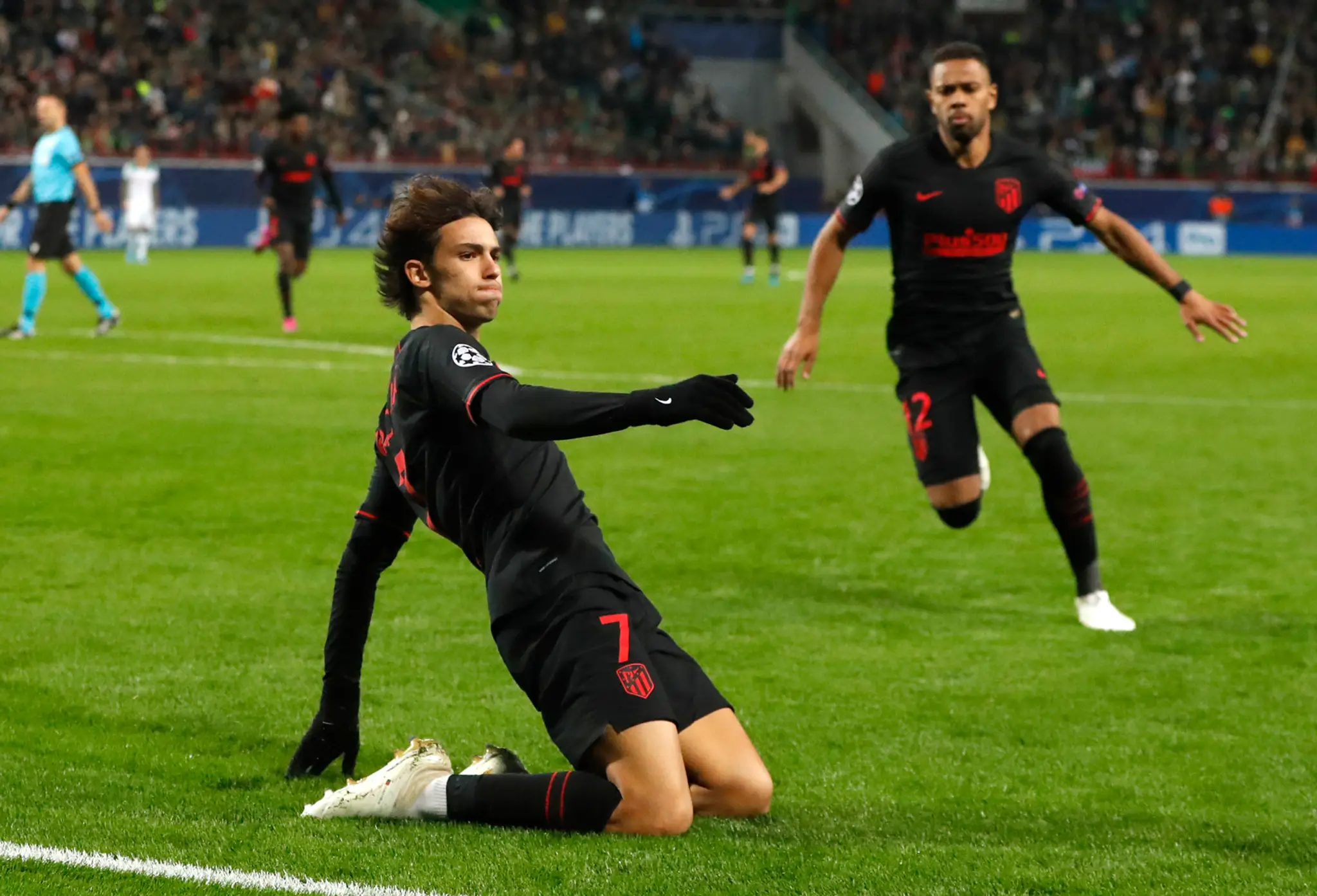 Serge Gnabry z Bayernu oslavuje gól v dueli LM na pôde Tottenhamu.