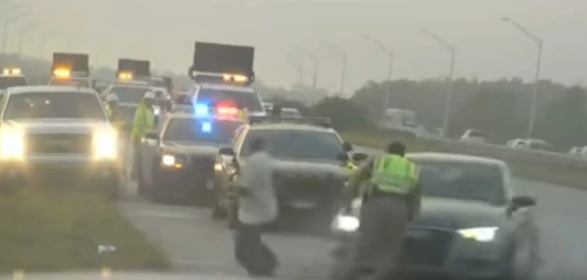 Auto naberá policajta.